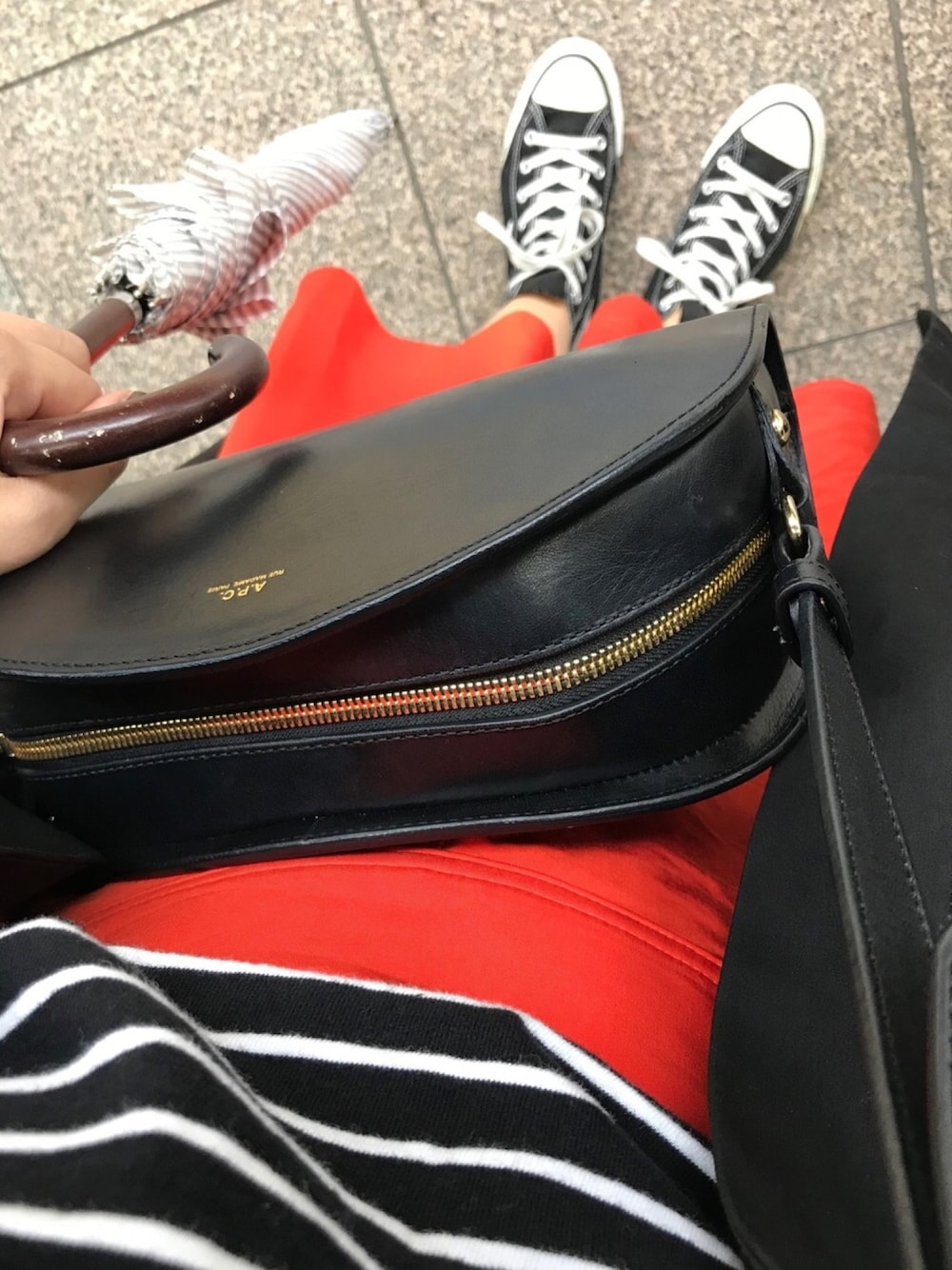 「おでかけコーデ、オトナ女子、オトナカジュアル、派手色スカート、ワンポイントカラー、ボーダー、サーキュラースカート、A.P.C.、コンバース」｜「A.P.C.のSAC DEMI-LUNE （ショルダーバッグ、ブラック系）」を使った、マホロさん（レディース・159cm）の春コーディネートの1枚目の写真