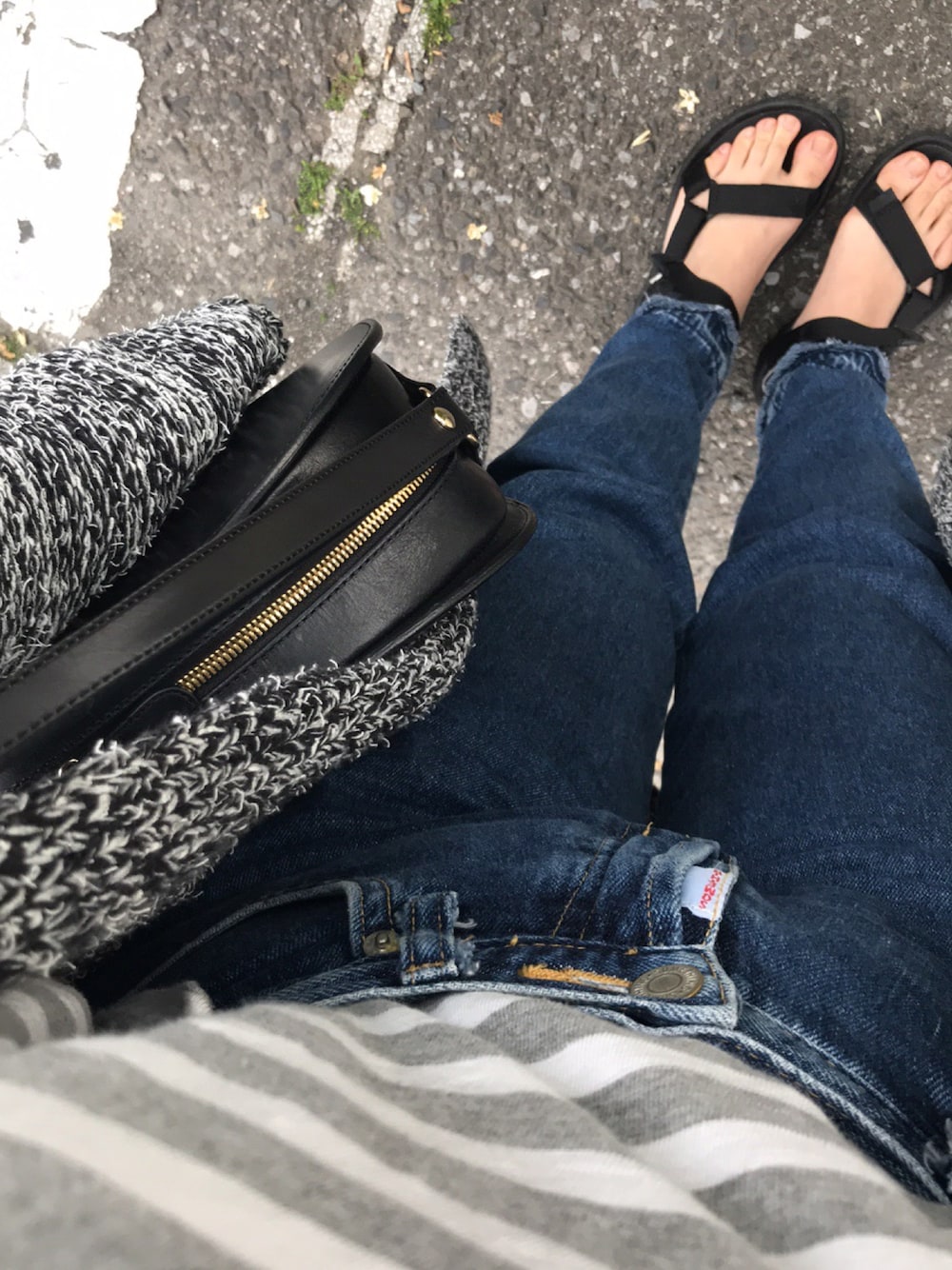 「ちょっとそこまで、ラクチンコーデ、ガウンニット、ボーダー、teva、SOMETHING、A.P.C.、ハーフムーンバック、アダムエロペ(ADAM ET ROPE')」｜「ADAM ET ROPE'の１．５Ｇ地層ロングガウン（カーディガン/ボレロ、ブラック系）」を使った、マホロさん（レディース・159cm）の春コーディネートの1枚目の写真