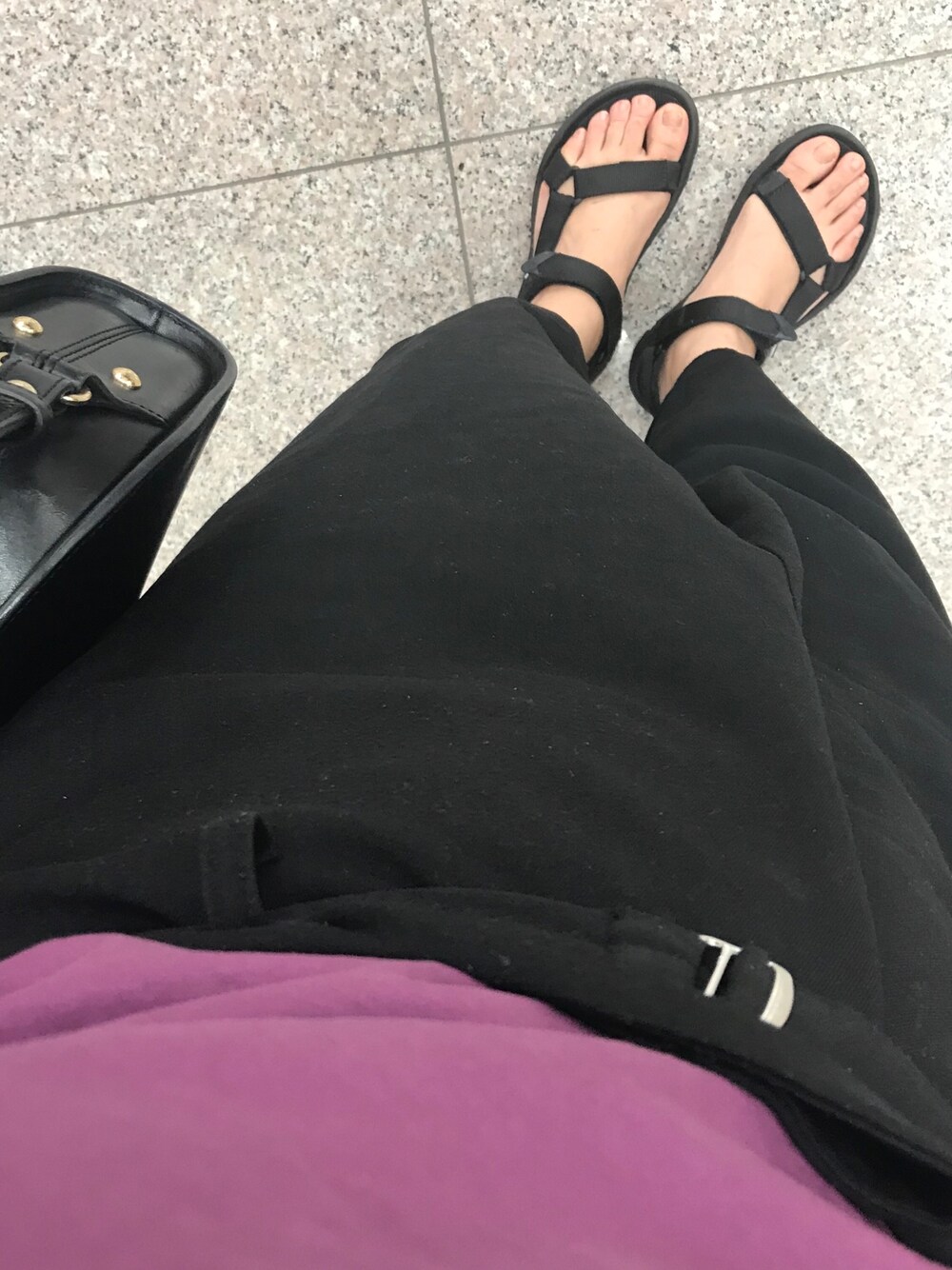 「ラクチンコーデ、パープル、黒×紫、teva、ワイドパンツ、フリルトップス、ハーフムーンバッグ、ちょっとそこまで」｜「KBFのWデザインパンツ（パンツ、ブラック系）」を使った、マホロさん（レディース・159cm）の夏コーディネートの1枚目の写真