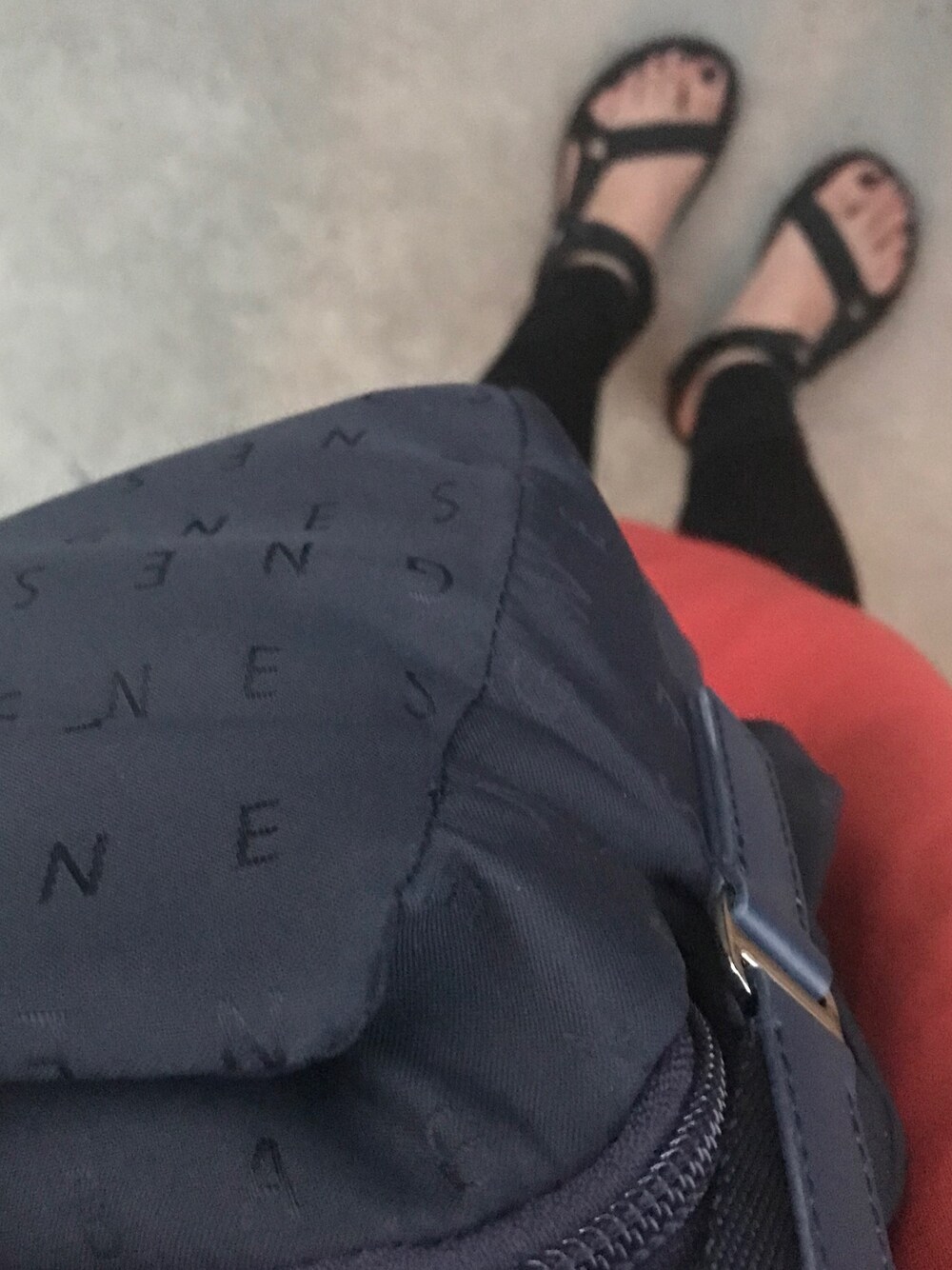 「旅行、旅行コーデ、旅行スタイル、ワンピース、オレンジ、うごきやすさ重視、ドイツ、スイス、アニエスベー(agnes b.)」｜「agnes b.のZS23C-05 ショルダーバッグ（ショルダーバッグ、ブルー系）」を使った、マホロさん（レディース・159cm）の夏コーディネートの1枚目の写真