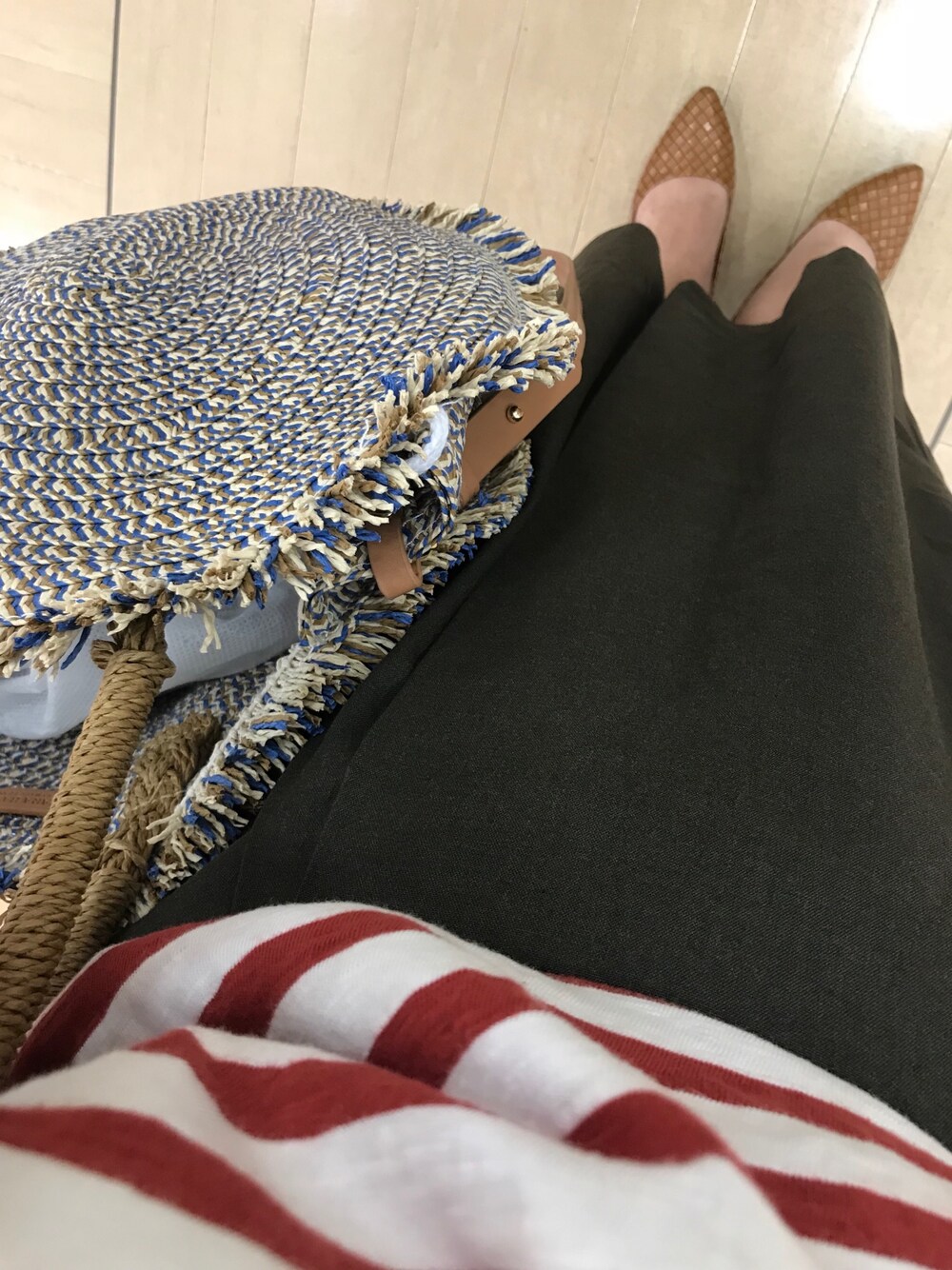 ブルー系のかごバッグ、レッド系のTシャツ/カットソー、グリーン系のパンツを着用したレディースの夏コーディネートの1枚目の写真