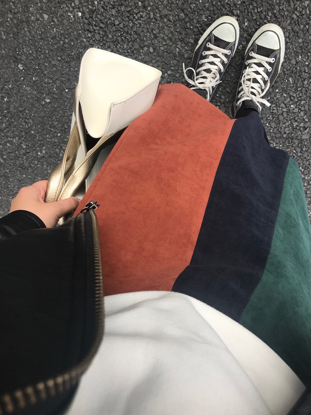 「モノトーン派？カラーコーデ派？、節分、定式幕カラー、カラフルスカート、ライダース、コンバース、アイラブCONVERSE、オトナ女子」｜「REDYAZELの【雑誌掲載アイテム】スエードヴィンテージ巻きスカート◆（スカート、オレンジ系）」を使った、マホロさん（レディース・159cm）の冬コーディネートの1枚目の写真
