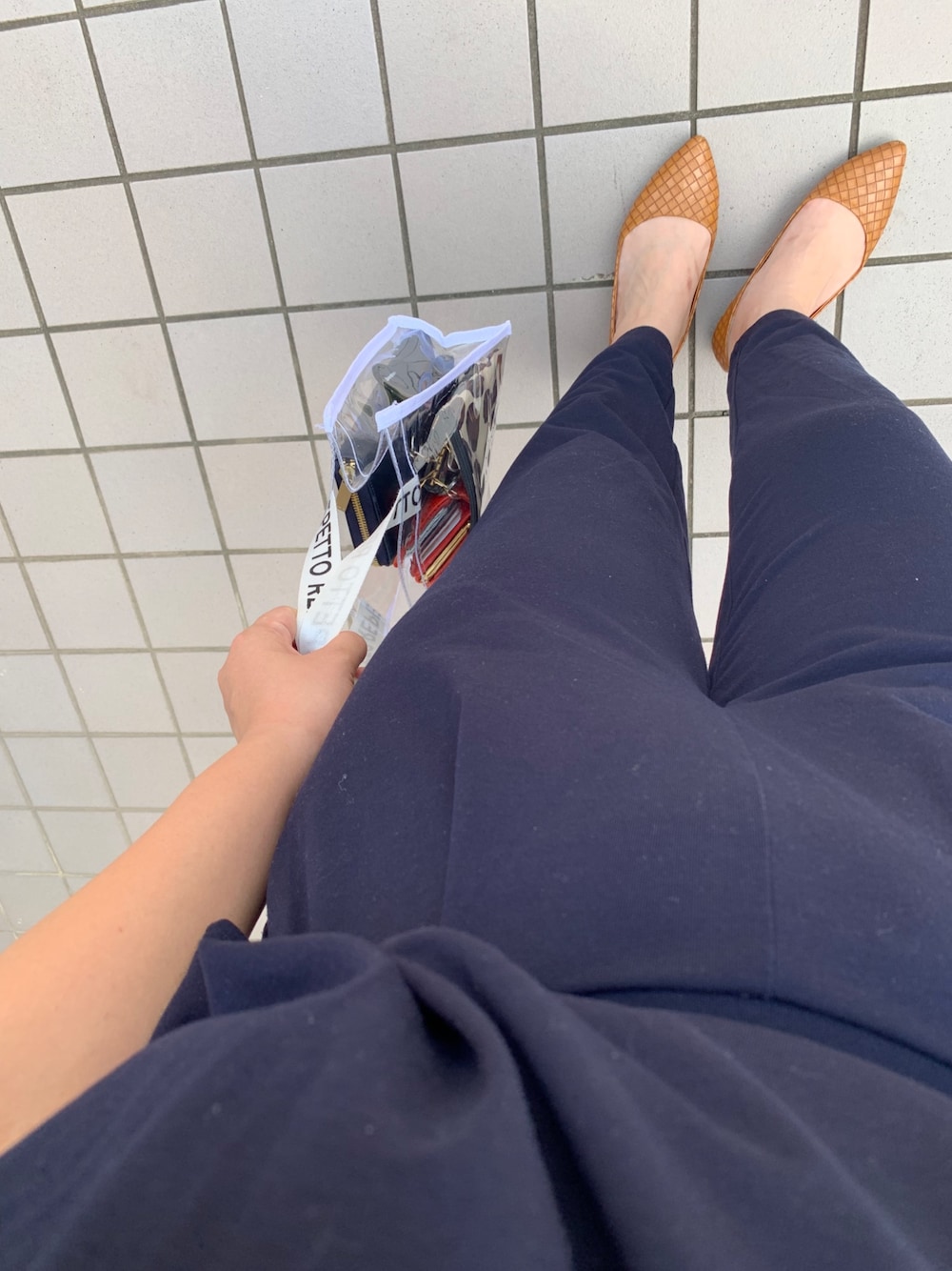 「シンプル、ラクチンコーデ、オールインワン、PVC、pvcバッグ、雑誌付録、プチプラコーデ、UNIQLO、ネイビー、パンプス」｜「UNIQLOのVネックオールインワン（サロペット/オーバーオール、ブルー系）」を使った、マホロさん（レディース・159cm）の夏コーディネートの1枚目の写真