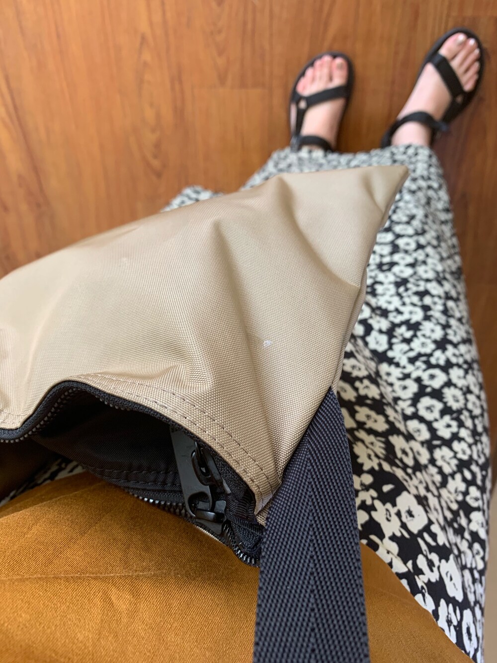 「休日スタイル、ラクチンコーデ、やまぶきいろ、花柄スカート、サコッシュ、ポーター、teva、UNIQLO U、うごきやすさ重視」｜「PORTERのPORTER / JOIN サコッシュ ショルダーバッグ (872-07647)（ショルダーバッグ、ベージュ系）」を使った、マホロさん（レディース・159cm）の夏コーディネートの1枚目の写真