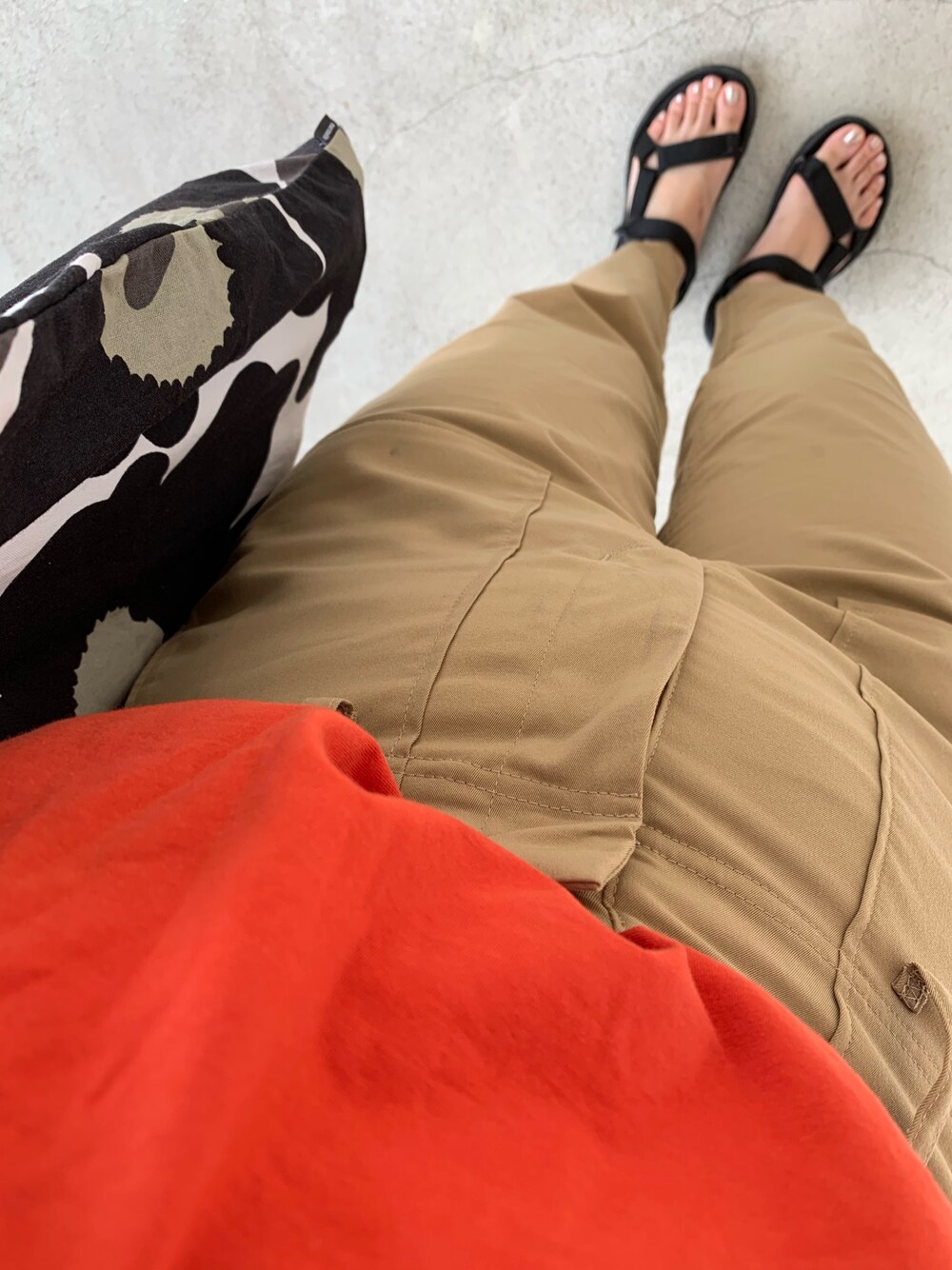 「パンツスタイル、リラックススタイル、teva、marimekko、Tシャツ、チノパン」｜「ADAM ET ROPE'のプリーツスリーブＴシャツ（Tシャツ/カットソー、オレンジ系）」を使った、マホロさん（レディース・159cm）の夏コーディネートの1枚目の写真
