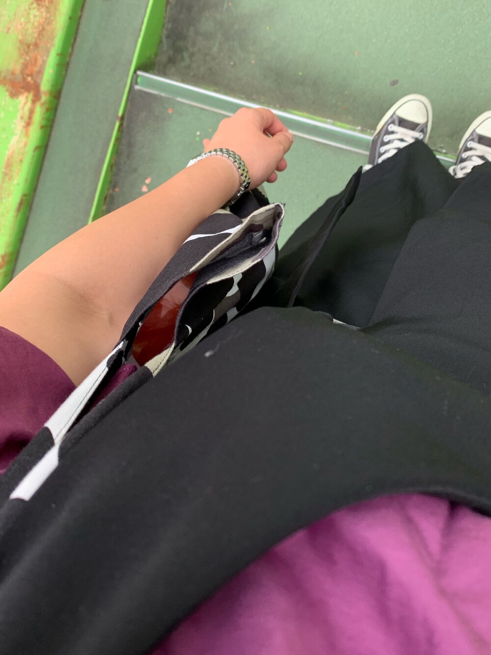 「秋コーデ、ラクチンコーデ、ナス🍆、ワンピース×スニーカー、ジャンパースカート、紫、コンバース、marimekko、女子会」｜「KBF+のKBF+　サイドベルトジャンパースカート（ジャンパースカート、ブラック系）」を使った、マホロさん（レディース・159cm）の秋コーディネートの1枚目の写真