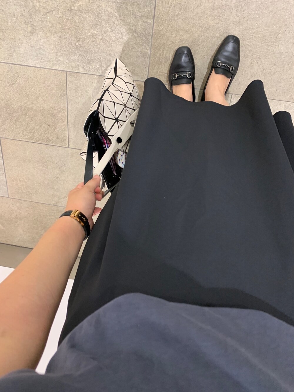「ラブアンドピース2019、シンプル、シンプルコーデ、サーキュラースカート、UNIQLO U、モノトーン、baobao、美術館コーデ、ビットローファー」｜「UNIQLOのドレープサーキュラースカート（スカート、ブラック系）」を使った、マホロさん（レディース・159cm）の秋コーディネートの1枚目の写真