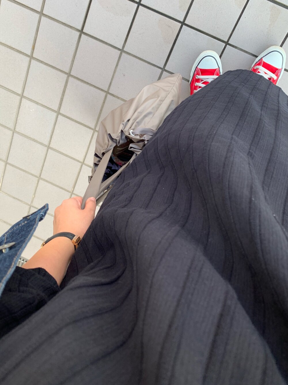 「オトナカジュアル、ゆるコーデ、休日スタイル、ロングワンピース、赤コンバース、女子会、カジュアル、肌寒い日のコーデ、Gジャン」｜「UNIQLOのデニムジャケット（デニムジャケット、ブルー系）」を使った、マホロさん（レディース・159cm）の秋コーディネートの1枚目の写真