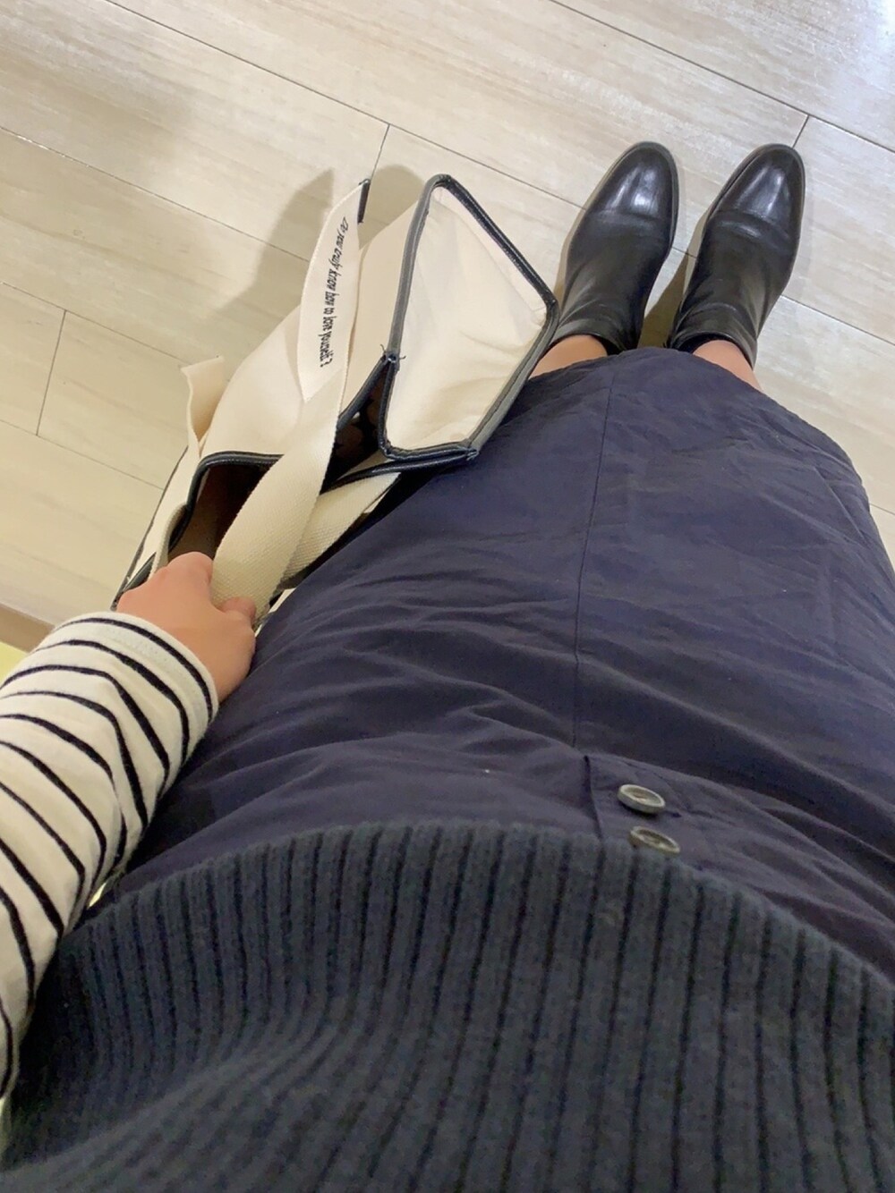「休日スタイル、ラクチンコーデ、ボーダー、ニットビスチェ、ネイビー、ショートブーツ、前後ろ逆、あえてそうしてます。」｜「GUのフロントボタンニットビスチェ（その他トップス、ブルー系）」を使った、マホロさん（レディース・159cm）の秋コーディネートの1枚目の写真