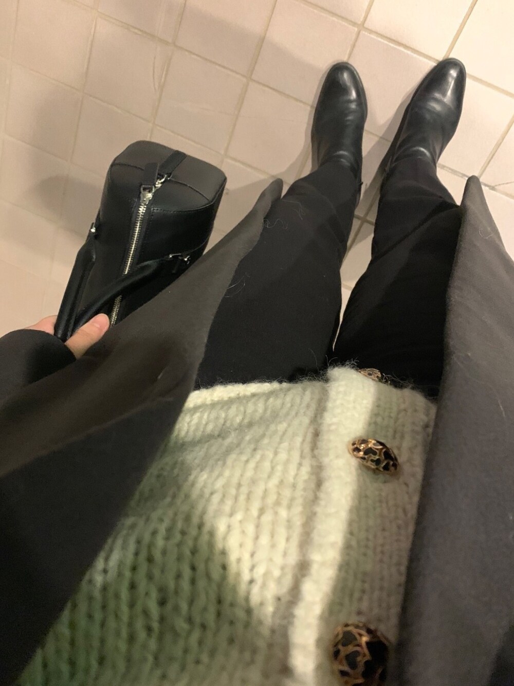 「オトナカジュアル、パンツスタイル、キレイめ、チェスターコート、白ニット、IENA、MANTECO、ZARA」｜「IENAのMANTECOオーバーチェスターコート◆（その他アウター、グレー系）」を使った、マホロさん（レディース・159cm）の冬コーディネートの1枚目の写真