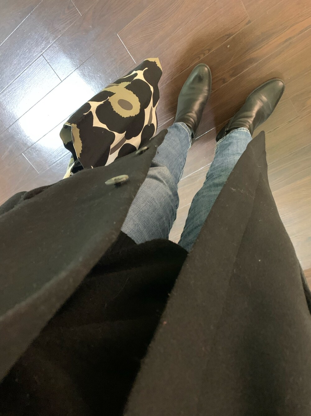 「ブラウン色に染まれ、オトナカジュアル、ショートブーツ、黒、デニムパンツ、marimekko、トートバッグ、シンプルコーデ」｜「UNIQLOのスフレヤーンタートルネックチュニック（ニット/セーター、ブラック系）」を使った、マホロさん（レディース・159cm）の冬コーディネートの1枚目の写真