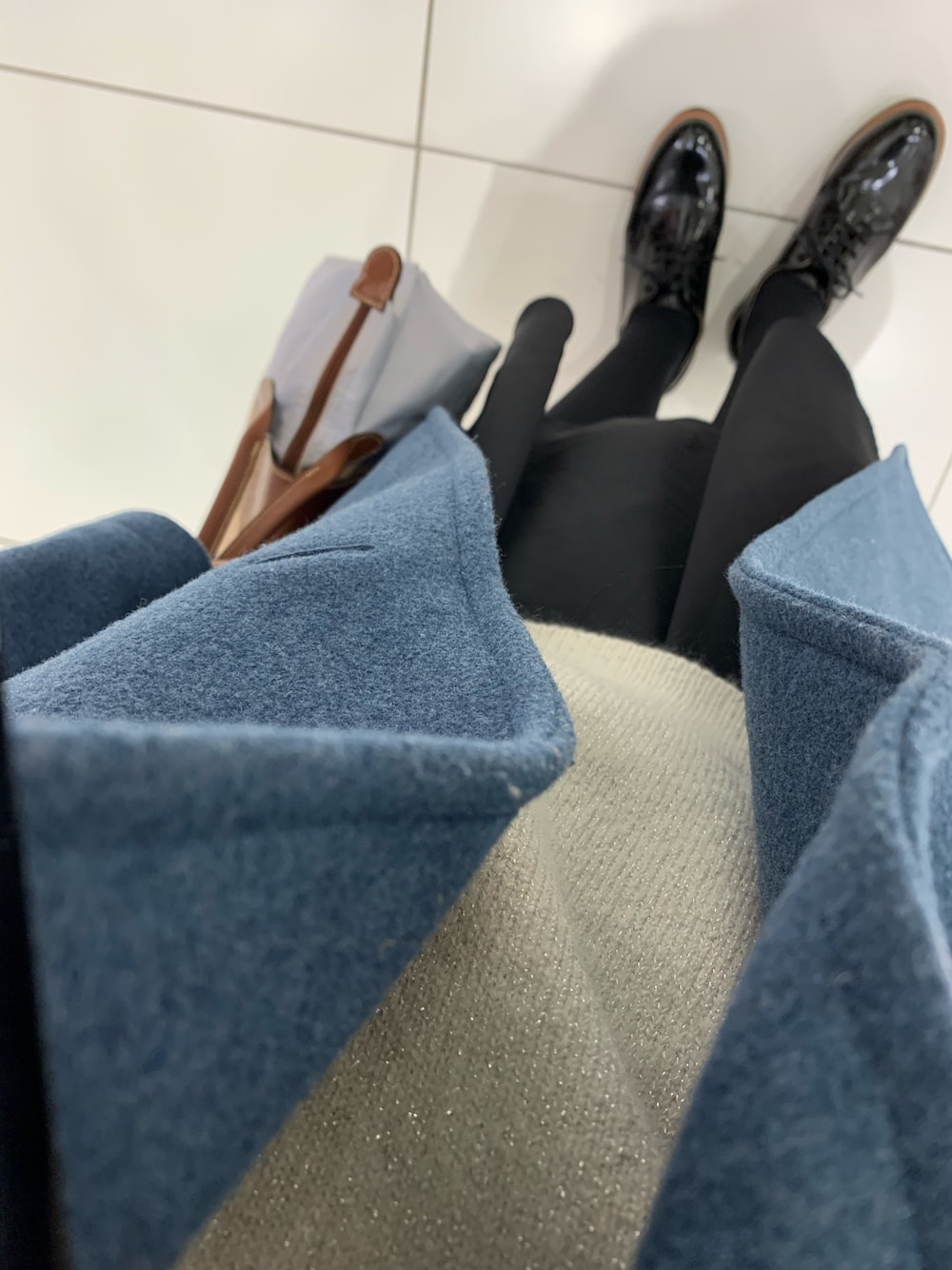 「ブラウン色に染まれ、バレンタイン、水色コート、白ニット、レースアップシューズ、LONGCHAMP」｜「UNIQLOのウールブレンドロングPコート（ピーコート、ブルー系）」を使った、マホロさん（レディース・159cm）の冬コーディネートの1枚目の写真