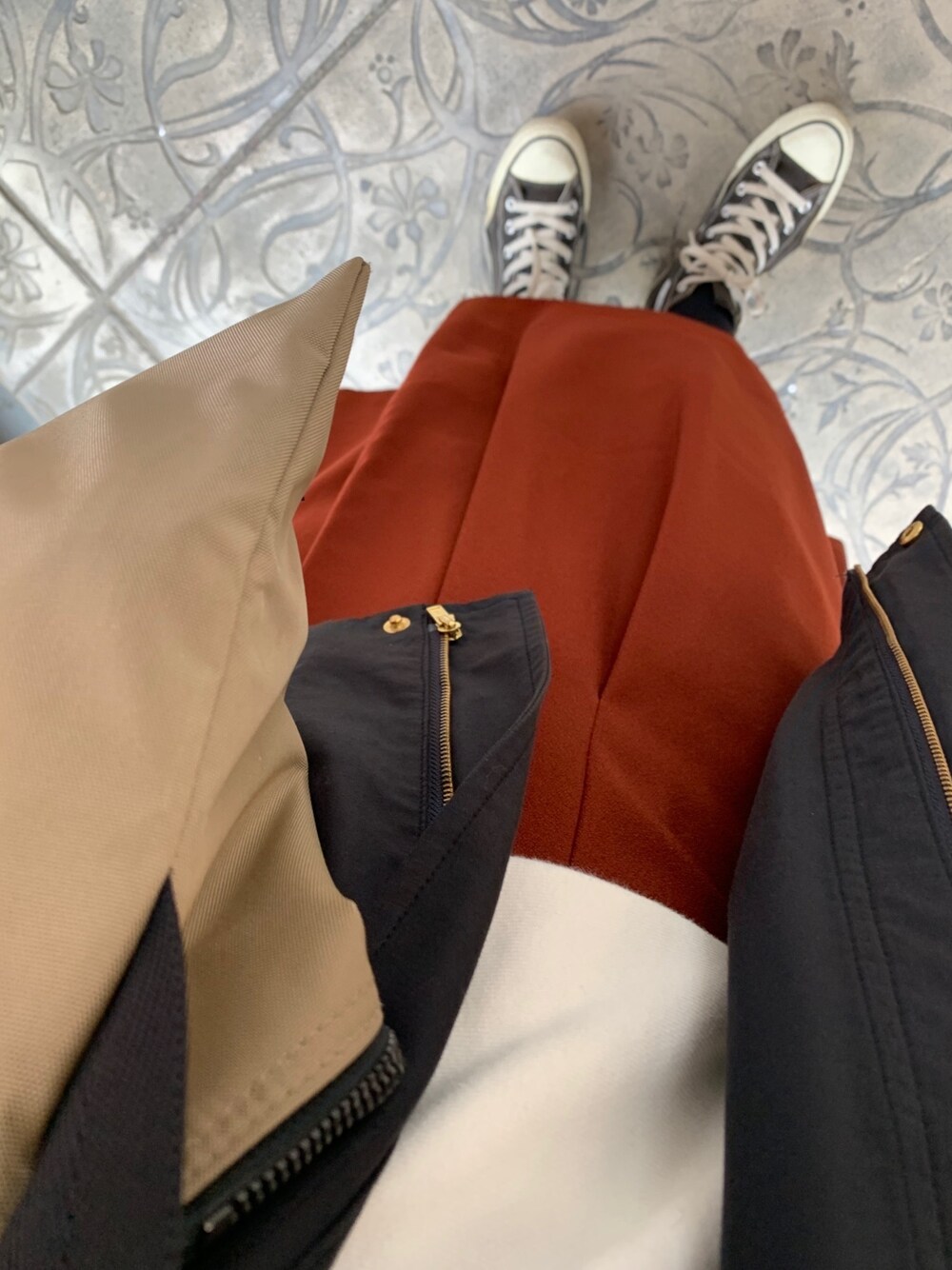 「休日スタイル、ラクチンコーデ、赤スカート、コンバース、マウンテンパーカー、コストコ」｜「PORTERのPORTER / JOIN サコッシュ ショルダーバッグ (872-07647)（ショルダーバッグ、ベージュ系）」を使った、マホロさん（レディース・159cm）の冬コーディネートの1枚目の写真