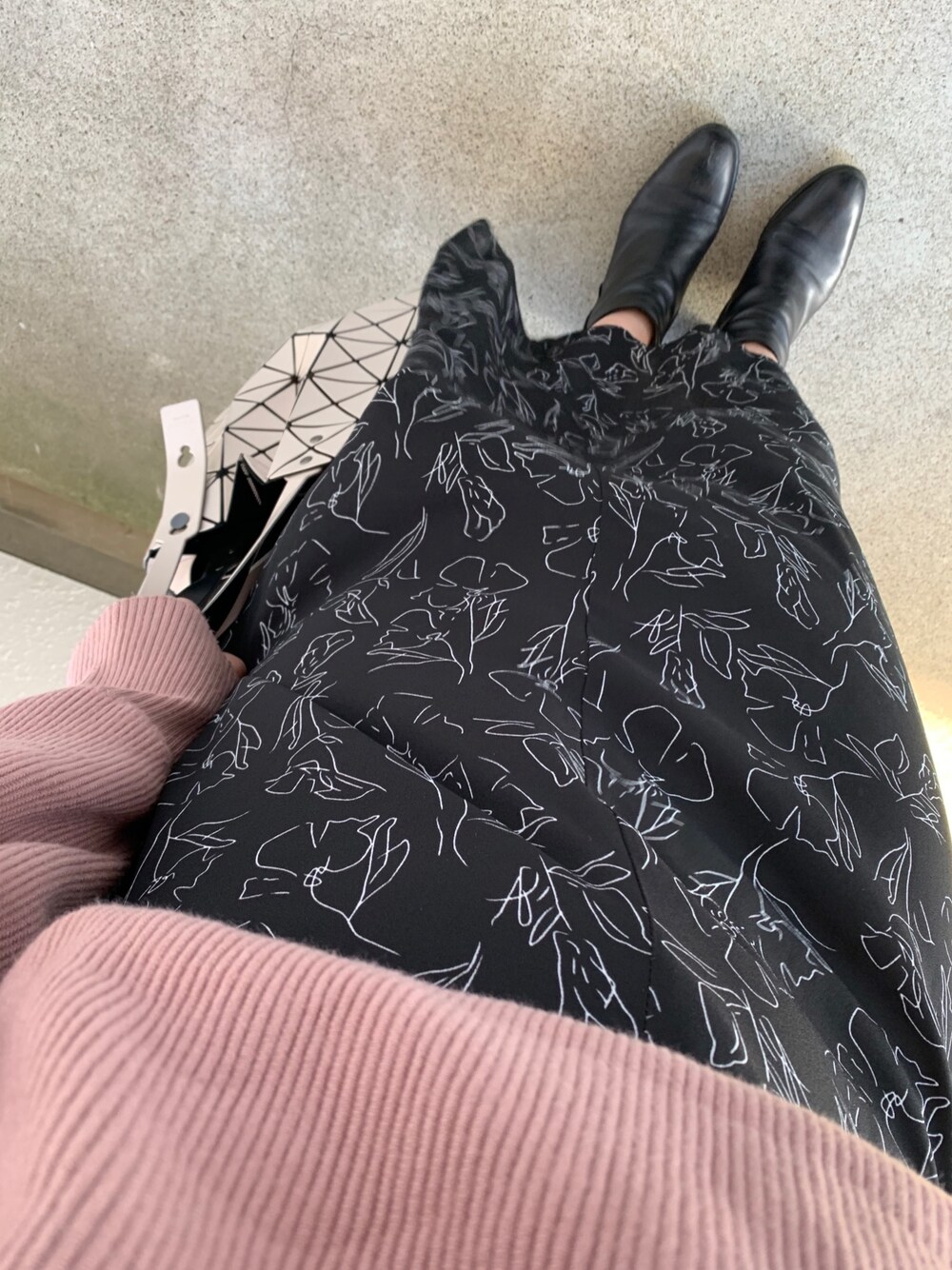 「オトナ女子、シンプル、春コーデ、ピンク、花柄スカート、ショートブーツ、BAOBAO ISSEY MIYAKE、ゆらゆら、女子力」｜「LOWRYS FARMのセンガラクルミボタンスカート　872463（スカート、ブラック系）」を使った、マホロさん（レディース・159cm）の冬コーディネートの1枚目の写真