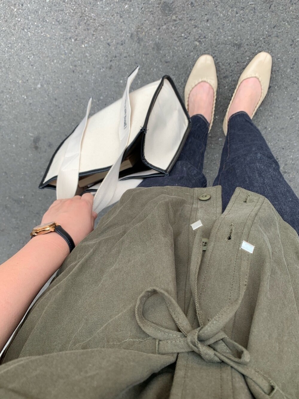 「カジュアル、ラフ、大人カジュアル、女子会、おでかけ、カーキシャツ、ジーンズ、フラットシューズ、ベージュ」｜「NATURAL BEAUTY BASICのウエストドロストブルゾン（ステンカラーコート、グリーン系）」を使った、マホロさん（レディース・159cm）の夏コーディネートの1枚目の写真