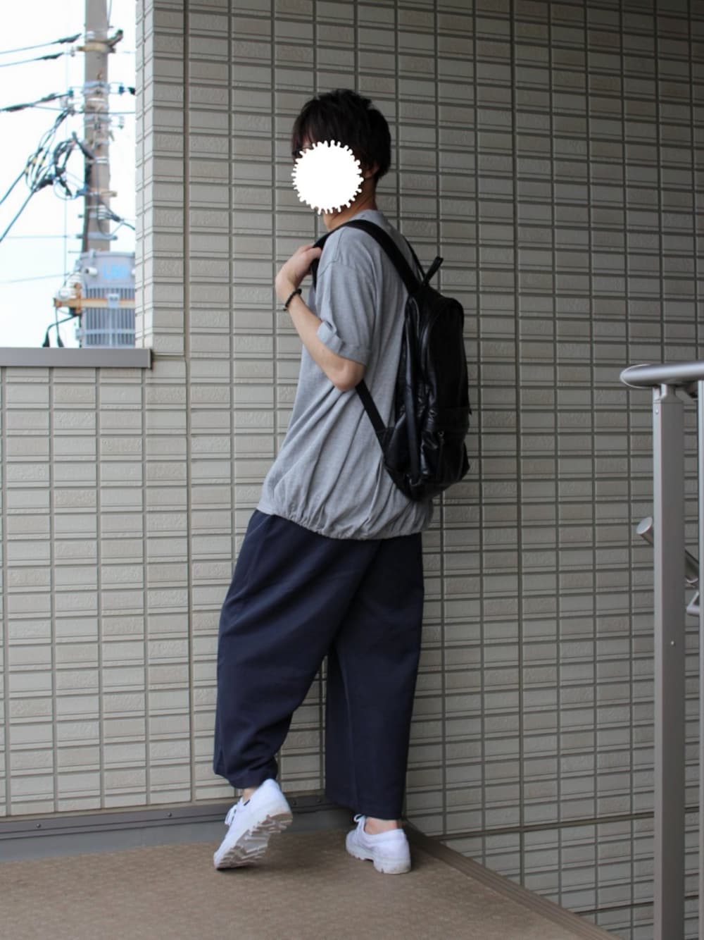 ブラック系のバックパック/リュック、ブルー系のその他パンツ、グレー系のTシャツ/カットソーを着用したメンズの夏コーディネートの1枚目の写真