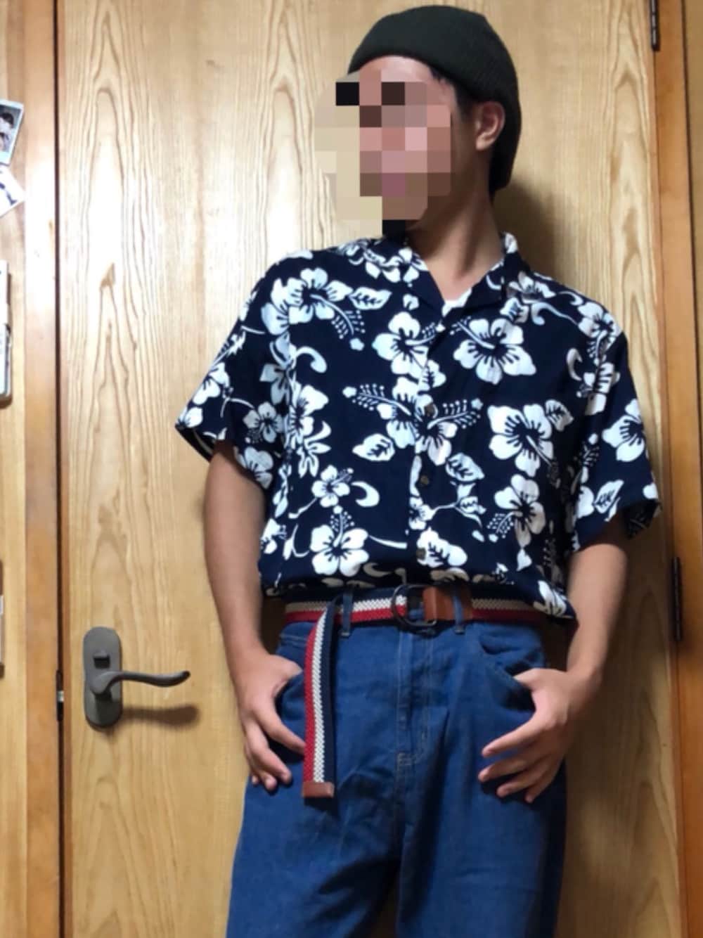 ブルー系のトップスを着用したメンズの夏コーディネートの1枚目の写真