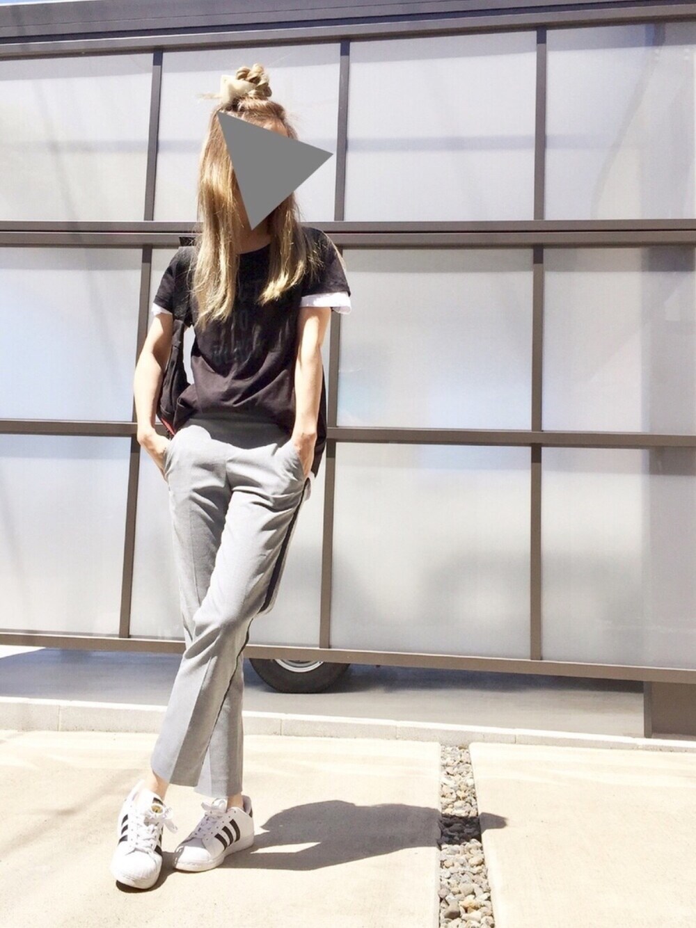 「ママコーデ、ラフ、レイヤードスタイル、ラインパンツ、ボディバッグ、adidas、ロゴT、ユニクロ」｜「H&Mのアイテム（Tシャツ/カットソー、ブラック系）」を使った、pootaatooさん（レディース・154cm）の春コーディネートの1枚目の写真
