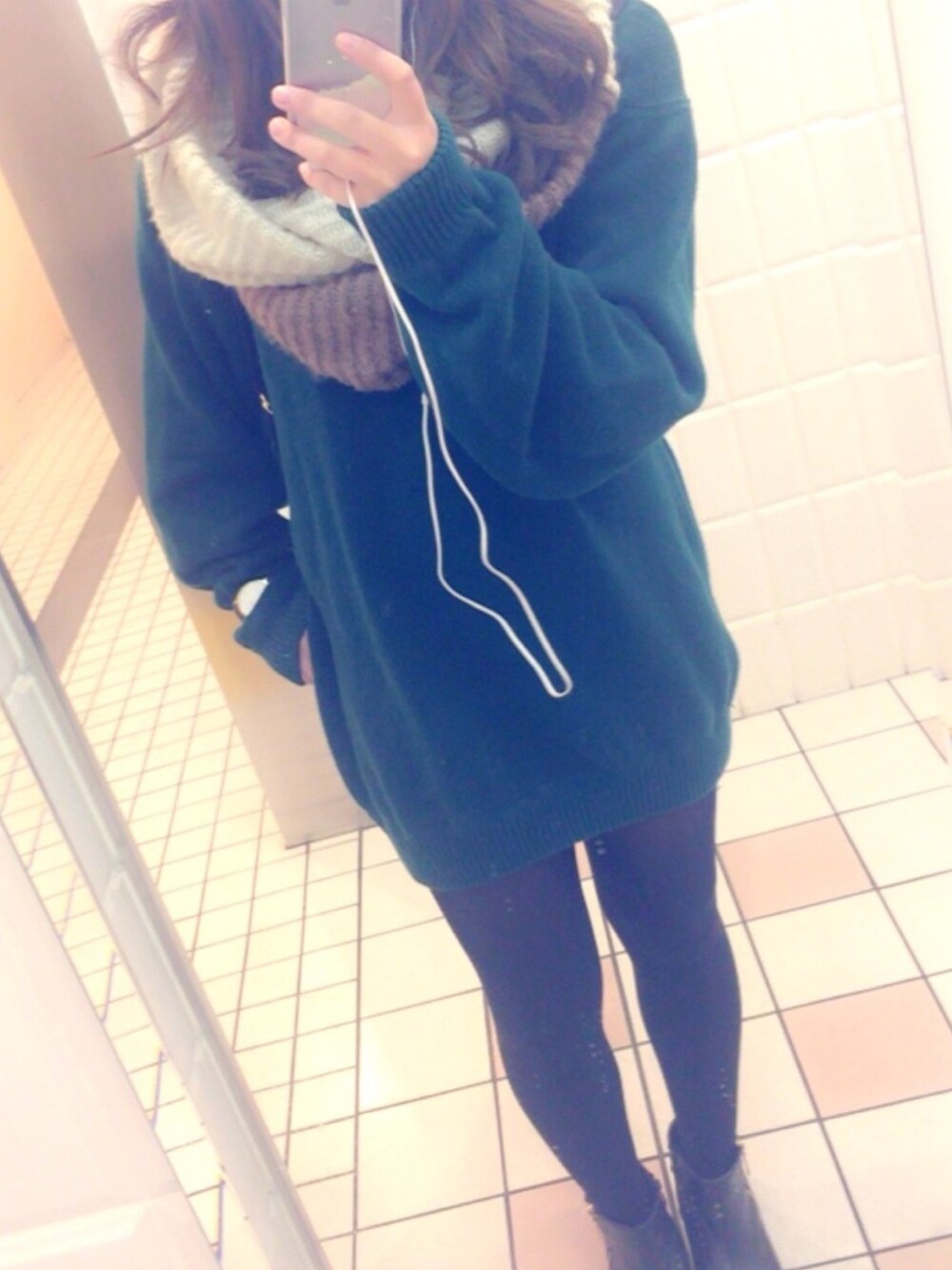 「TOMMY HILFIGERのアイテム（ニット/セーター、グリーン系）」を使った、shellymayさん（レディース・162cm）の冬コーディネートの1枚目の写真
