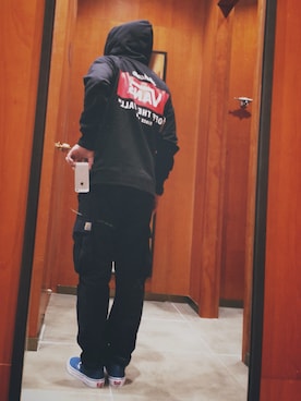 「VANS（バンズ）のアイテム（パーカー、ブラック系）」を使った、徐查理さん（メンズ・172cm）の秋コーディネート