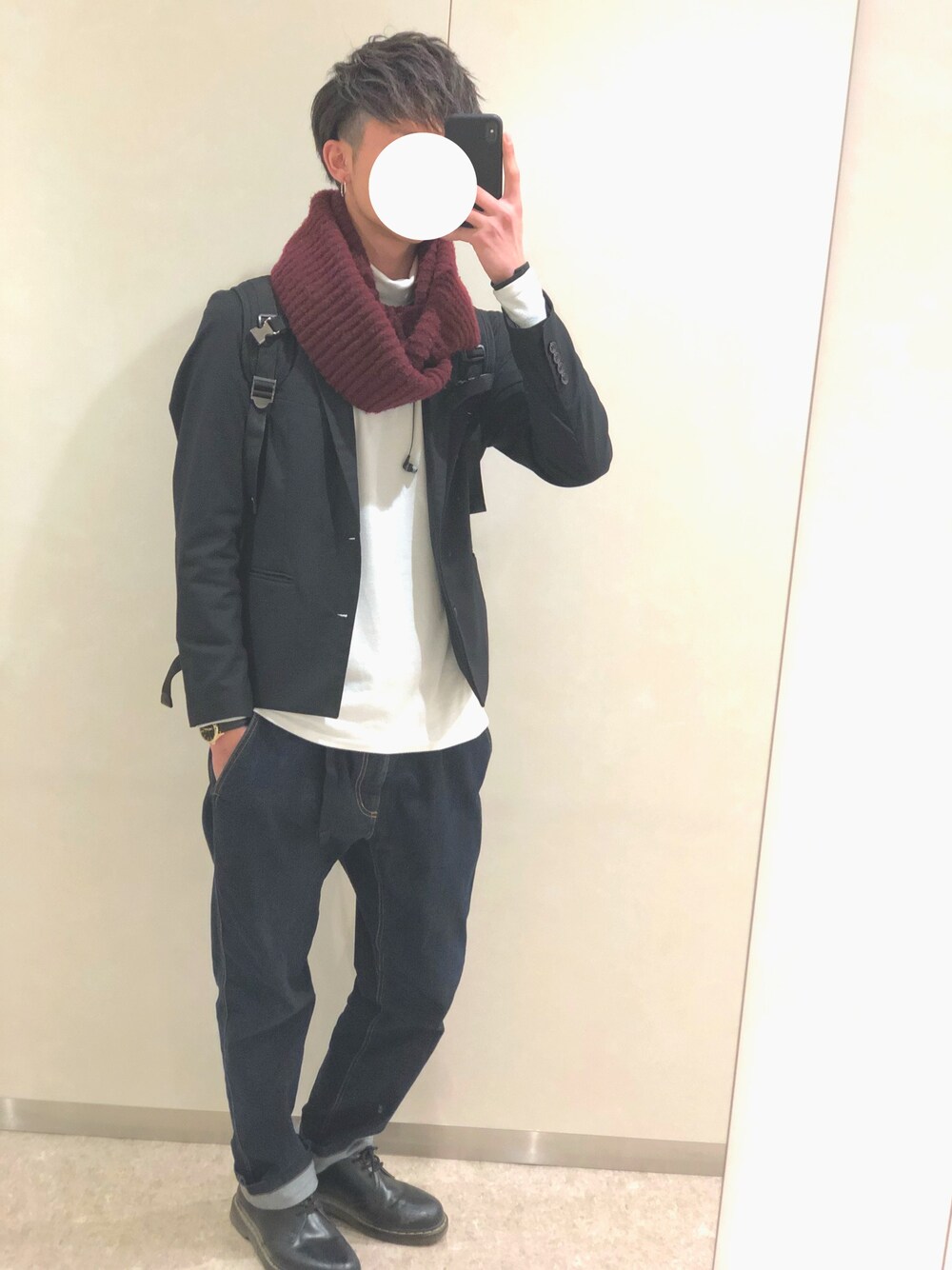 「冬コーデ、シンプルコーデ、大学生、RAGEBLUE、ドクターマーチン、スヌード、バックパック、キレイめ、革靴、デニム」｜「WEGOのWEGO/リブスヌード（ネックウォーマー/スヌード、レッド系）」を使った、カメさん（メンズ・176cm）の秋コーディネートの1枚目の写真