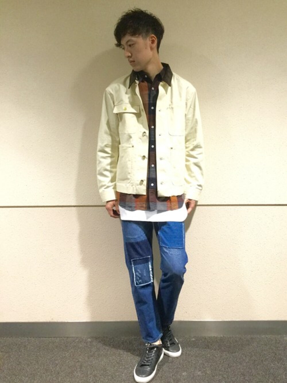 「スニーカー、カジュアル、シャツ、カバーオール、デニムパンツ、ロングタンクトップ、春のお出かけコーデ、フレンチリネンコットン、セットアップ可能」｜「GLOBAL WORKの【本格デニム】CONEデニムデザイン/734055（デニムパンツ、ブルー系）」を使った、いっちー【GLOBAL WORK 堺北花田店】さん（メンズ・183cm）の春コーディネートの1枚目の写真