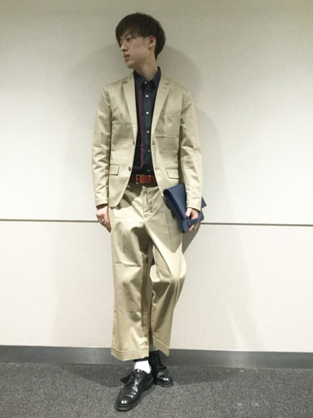 「ジャケット、セットアップ、ベージュ、きれいめコーディネート、ストレッチパンツ、ワイドパンツ、ベルト、春のお出かけコーデ、大学生活、キレイめ 靴」｜「GLOBAL WORKのフレンチリネンコットンガラ長袖/736604（シャツ/ブラウス、ブルー系）」を使った、いっちー【GLOBAL WORK 堺北花田店】さん（メンズ・183cm）の春コーディネートの1枚目の写真