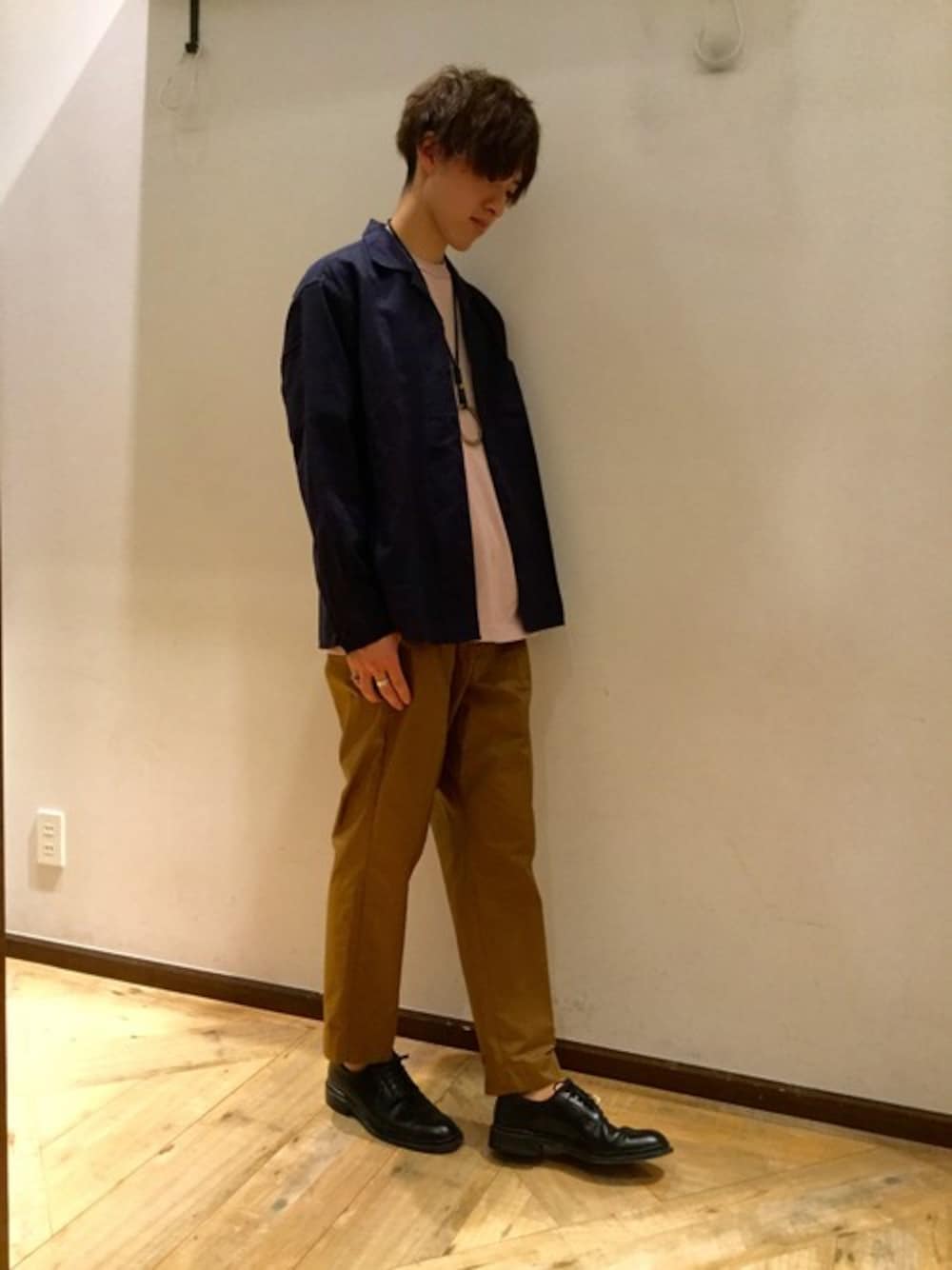「ピンク、大学生、キレイめ、ベージュパンツ、シャツスタイル、グローバルワーク、BIGシルエット、オープンシャツ、春のお出かけ、ビーチパジャマ」｜「GLOBAL WORKのビーチパジャマイージーパンツ/734807（その他パンツ、ベージュ系）」を使った、いっちー【GLOBAL WORK 堺北花田店】さん（メンズ・183cm）の春コーディネートの1枚目の写真