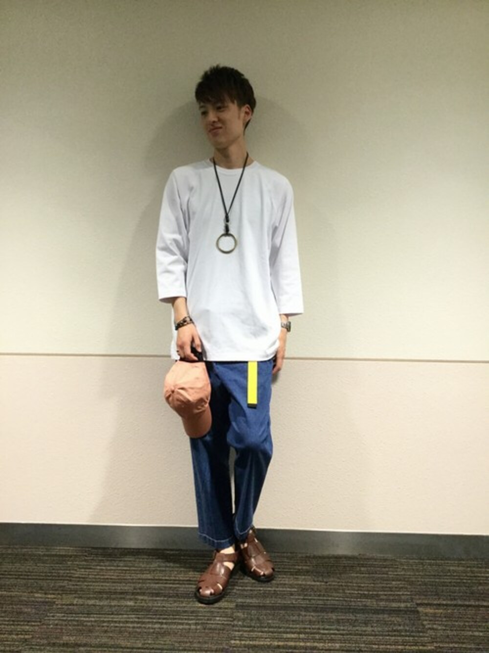 「カジュアル、大学生、デニムパンツ、サンダル、アンクルパンツ、グローバルワーク(GLOBAL WORK)、ガチャベルト、白コーディネート、BIGシルエット、ピンクキャップ」｜「GLOBAL WORKのストレッチメンアサデニムアンクルCUT/739266（デニムパンツ、ブルー系）」を使った、いっちー【GLOBAL WORK 堺北花田店】さん（メンズ・183cm）の春コーディネートの1枚目の写真