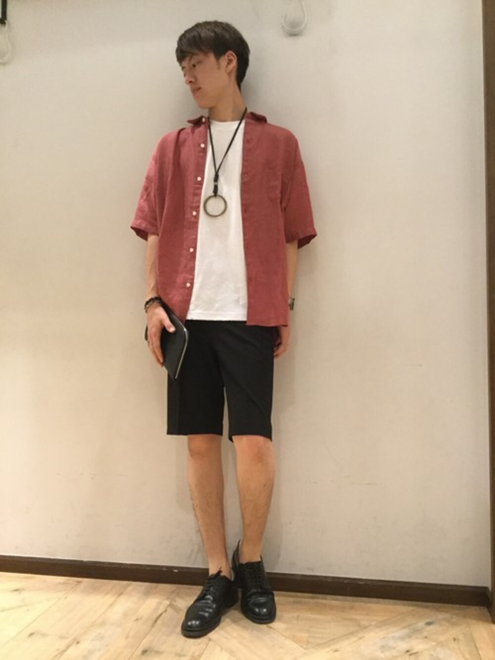 「クラッチバッグ、レッド、黒、大学生、キレイめ、短パン、白Tシャツ、スッキリ、フレンチリネンシャツ、グローバルーク」｜「GLOBAL WORKの【吸水速乾】コンフォートショーツ/737605（その他パンツ、ブラック系）」を使った、いっちー【GLOBAL WORK 堺北花田店】さん（メンズ・183cm）の夏コーディネートの1枚目の写真