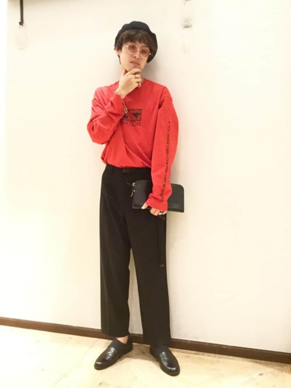 「ベレー帽、モード系、大学生、ワイドパンツ、キレイめ、タックイン、プリントT、グローバルワーク(GLOBAL WORK)、黒コーデ、アキコーデ」｜「GLOBAL WORKのOEテンジクプリント長袖Tシャツ/765433（Tシャツ/カットソー、レッド系）」を使った、いっちー【GLOBAL WORK 堺北花田店】さん（メンズ・183cm）の秋コーディネートの1枚目の写真