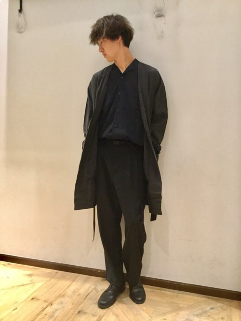 「大学生、ワイドパンツ、モード、きれいめカジュアル、グローバルワーク(GLOBAL WORK)、はおり、オープンカラーシャツ、黒靴、キレイめコーデ、コーディガン」｜「GLOBAL WORKのTRワイドイージーパンツ/770921（その他パンツ、ブラック系）」を使った、いっちー【GLOBAL WORK 堺北花田店】さん（メンズ・183cm）の秋コーディネートの1枚目の写真
