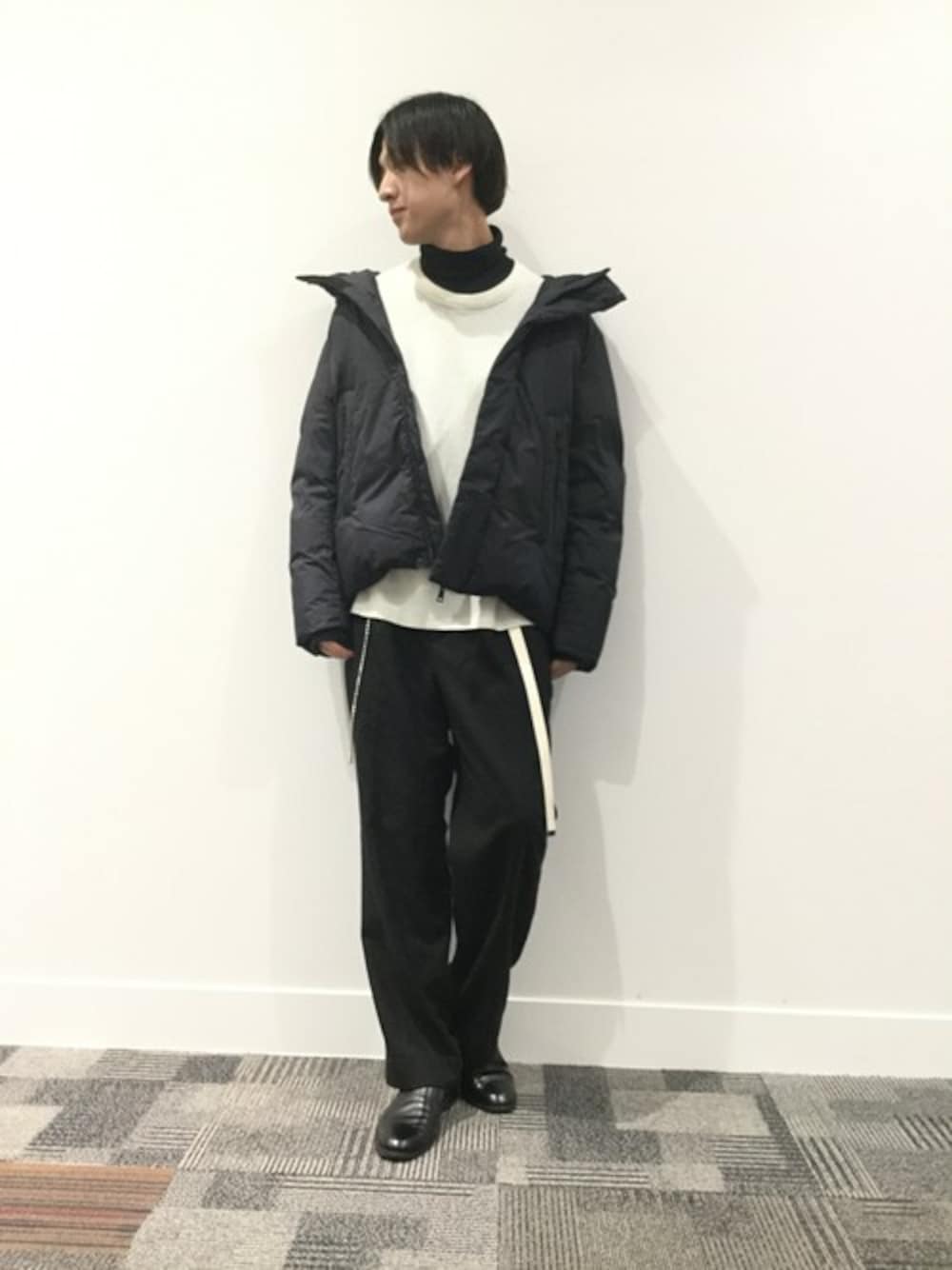 「ニット、ダウン、モノトーン、タートルネック、大学生、ワイドパンツ、キレイめ、黒コーデ、グローバルワーク、BIGシルエット」｜「GLOBAL WORKのウールワイドトラウザー/775680（その他パンツ、ブラック系）」を使った、いっちー【GLOBAL WORK 堺北花田店】さん（メンズ・183cm）の冬コーディネートの1枚目の写真