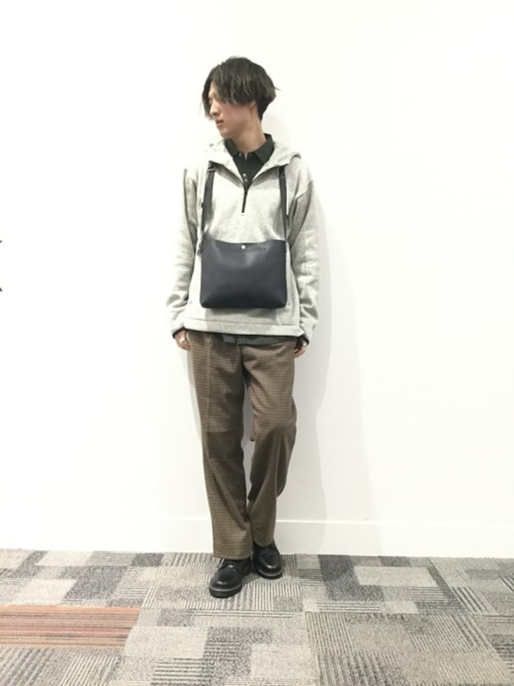 「カジュアル、シャツ、トラウザー、大学生、グローバルワーク(GLOBAL WORK)、パーカーコーデ、グローバルワーク、パーカー グレー、黒靴、サコッシュ」｜「GLOBAL WORKのストレッチウールトラウザー/777041（その他パンツ、ブラウン系）」を使った、いっちー【GLOBAL WORK 堺北花田店】さん（メンズ・183cm）の冬コーディネートの1枚目の写真