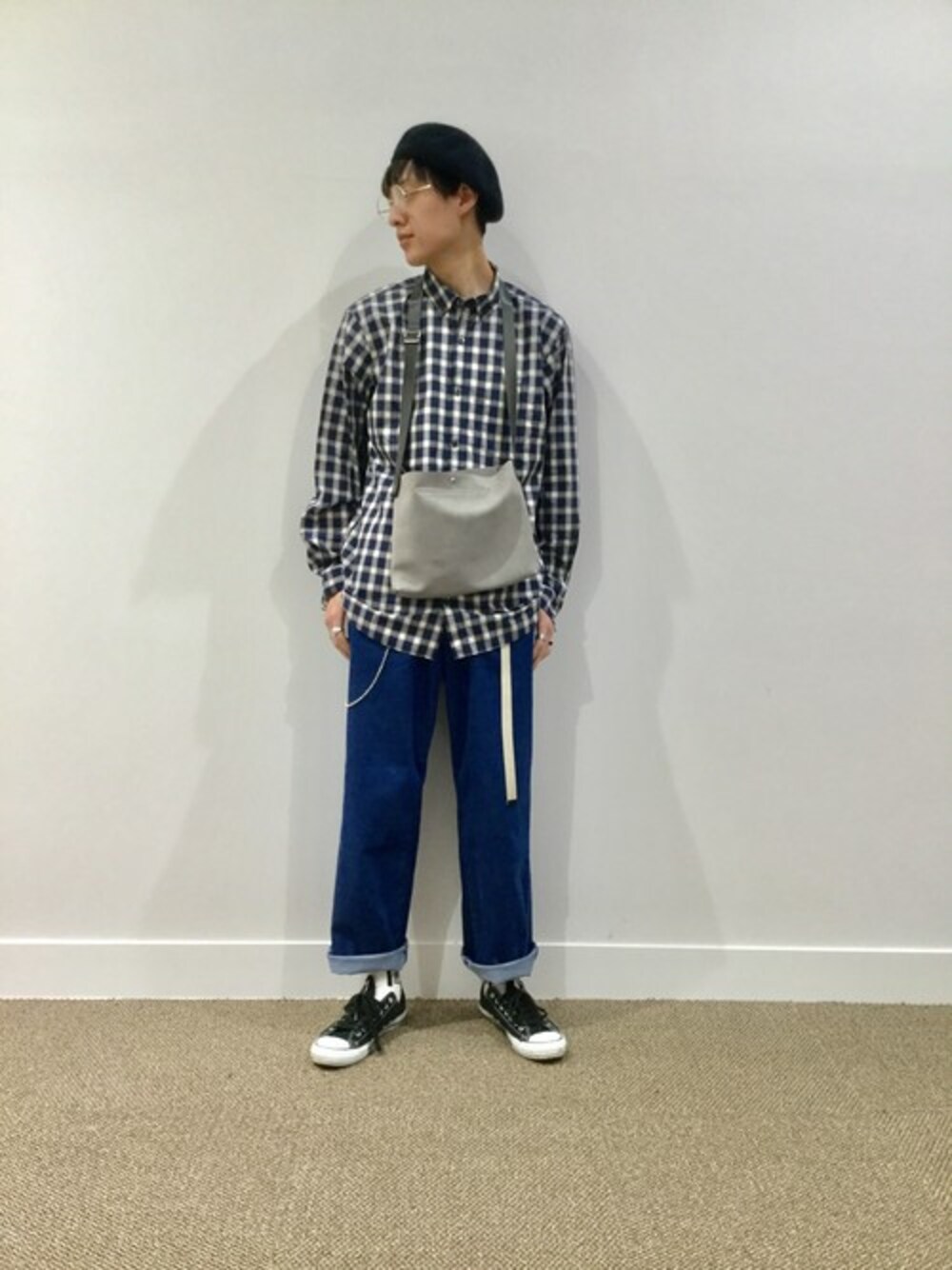「チェック、デニム、ベレー帽、大学生、ワイドパンツ、きれいめカジュアル、ゆったりコーデ、グローバルワーク(GLOBAL WORK)、グローバルワーク、コンバース コーデ」｜「GLOBAL WORKのDENIMワイドトラウザー/777817（その他パンツ、ブルー系）」を使った、いっちー【GLOBAL WORK 堺北花田店】さん（メンズ・183cm）の冬コーディネートの1枚目の写真