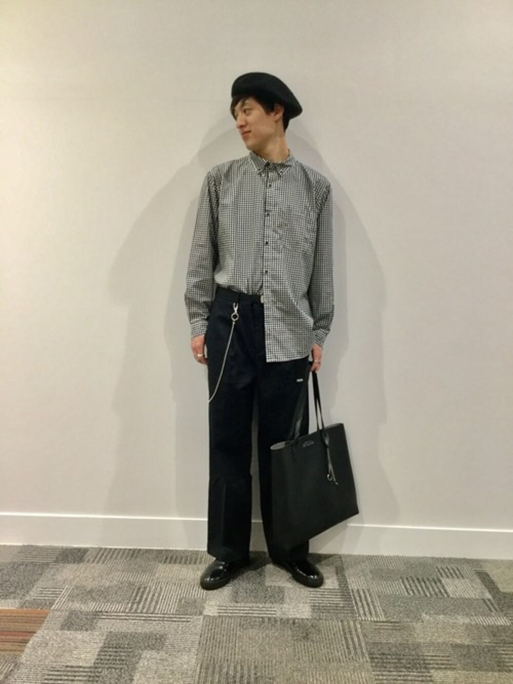 「ベレー帽、きれいめコーディネート、大学生、ギンガムチェック、ワイドパンツ、キレイめ、グローバルワーク(GLOBAL WORK)、ガチャベルト、グローバルワーク、キレイめ 靴」｜「GLOBAL WORKのチノワイドトラウザー/776949（その他パンツ、ブラック系）」を使った、いっちー【GLOBAL WORK 堺北花田店】さん（メンズ・183cm）の冬コーディネートの1枚目の写真