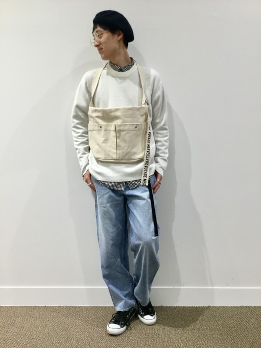「ニット、コンバース、ベレー帽、大学生、春コーデ、カジュアルコーデ、グローバルワーク(GLOBAL WORK)、ギンガムチェックシャツ、グローバルワーク、デニムワイドパンツ」｜「GLOBAL WORKのギンガムチェックシャツ/777087（シャツ/ブラウス、ブラック系）」を使った、いっちー【GLOBAL WORK 堺北花田店】さん（メンズ・183cm）の春コーディネートの1枚目の写真