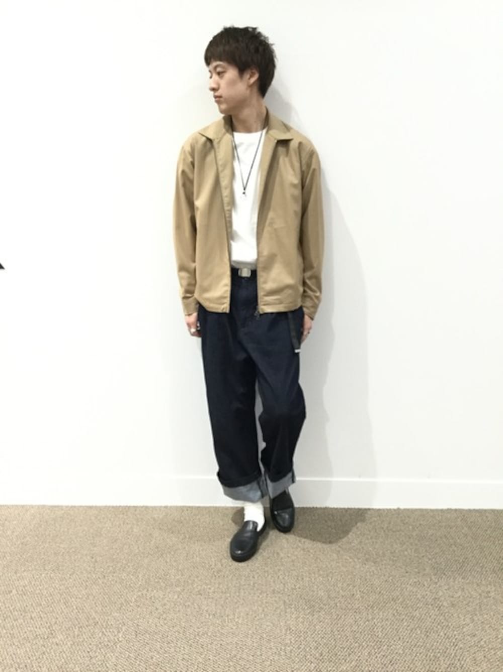 「ベージュ、大学生、スリッポン、タックイン、春コーデ、春の新作、お花見、カジュアルコーデ、グローバルワーク(GLOBAL WORK)、グローバルワーク」｜「GLOBAL WORKのDENIMワイドトラウザー/777817（その他パンツ、ブルー系）」を使った、いっちー【GLOBAL WORK 堺北花田店】さん（メンズ・183cm）の春コーディネートの1枚目の写真