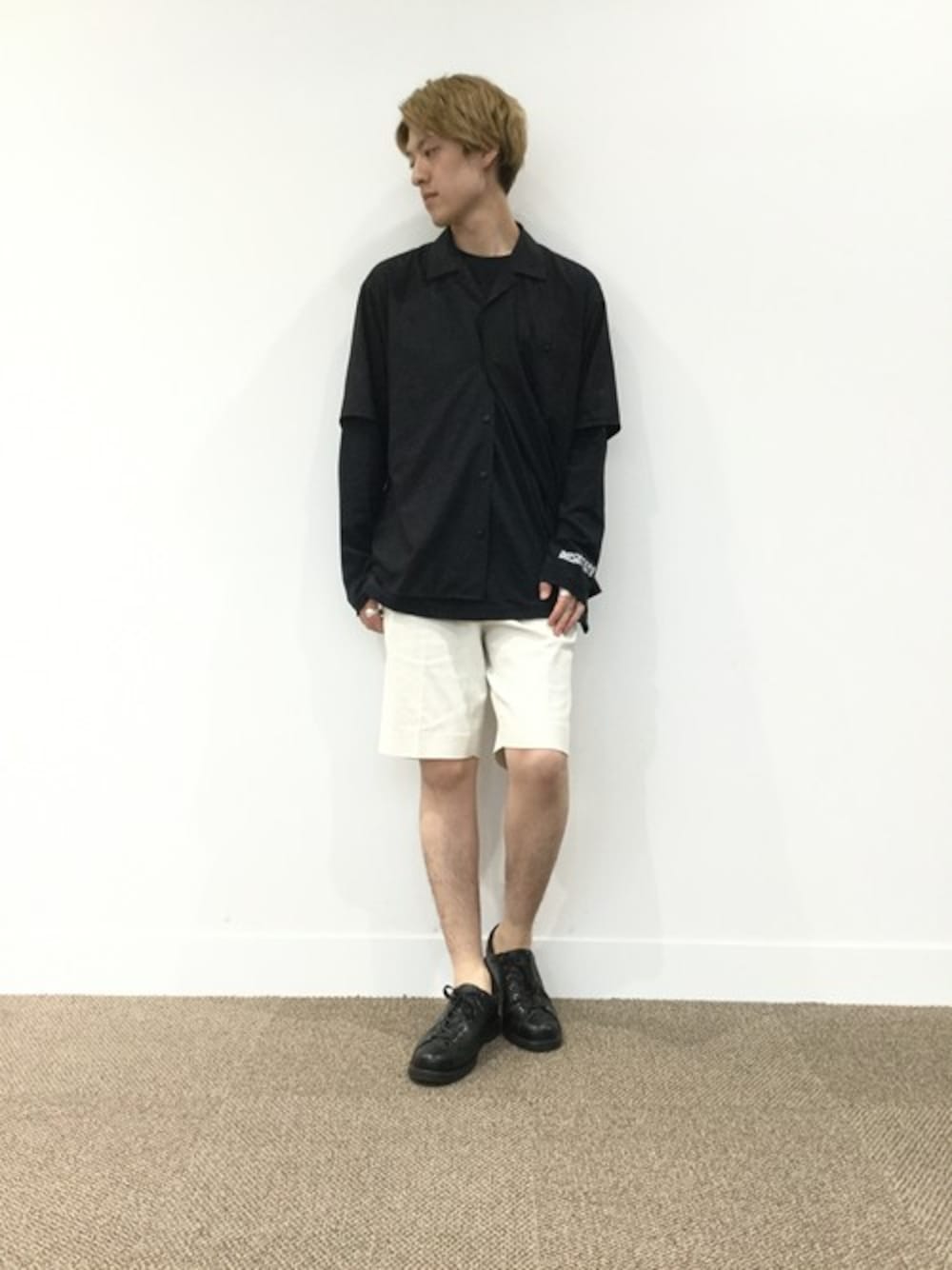 「夏、ストリート、黒、モノトーン、白、大学生、半ズボン、グローバルワーク(GLOBAL WORK)、グローバルワーク、黒 靴」｜「GLOBAL WORKのプリペラショーツ/770335（その他パンツ、ホワイト系）」を使った、いっちー【GLOBAL WORK 堺北花田店】さん（メンズ・183cm）の夏コーディネートの1枚目の写真