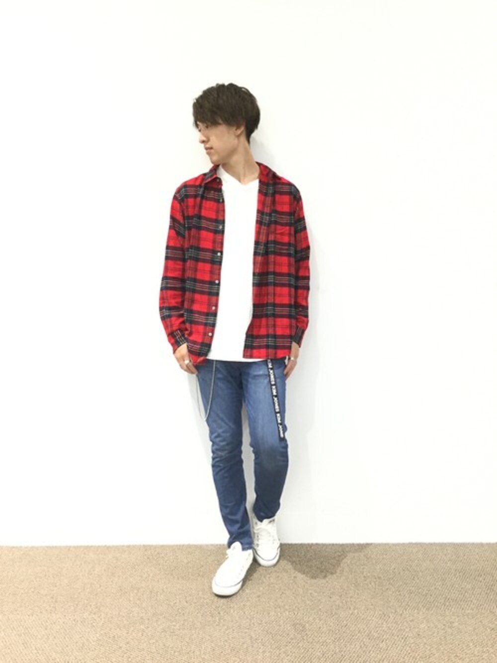 「コンバース、カジュアル、チェックシャツ、大学生、白Tシャツ、グローバルワーク(GLOBAL WORK)、グローバルワーク、フランネルシャツ、デニムスキニー、秋物コーデ」｜「GLOBAL WORKのソフトタッチフランネルシャツ/796586（シャツ/ブラウス、レッド系）」を使った、いっちー【GLOBAL WORK 堺北花田店】さん（メンズ・183cm）の夏コーディネートの1枚目の写真