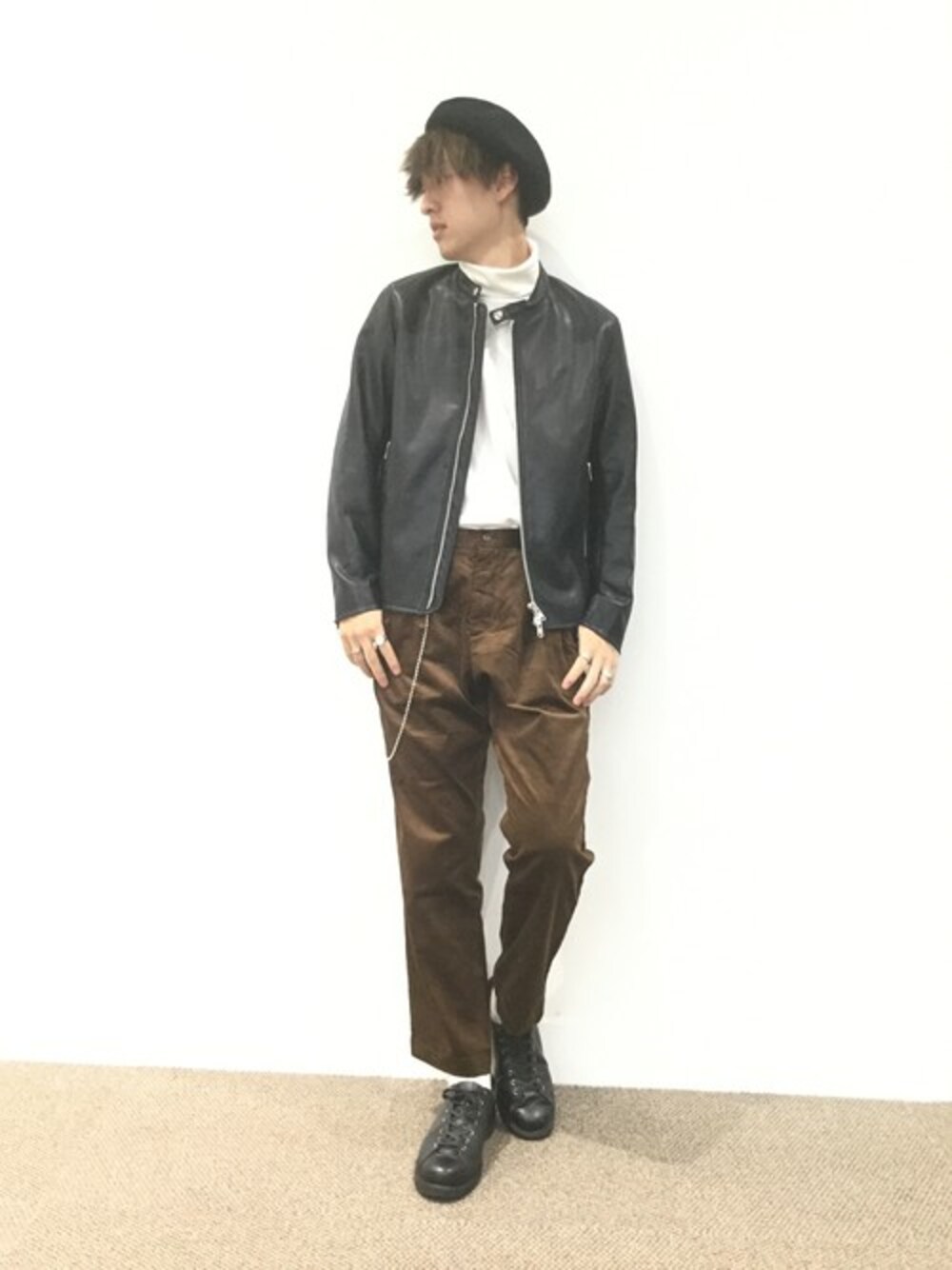 「ブーツ、カジュアル、ベレー帽、秋のコーデ、黒、大学生、コーデュロイパンツ、きれいめカジュアル、グローバルワーク(GLOBAL WORK)、グローバルワーク」｜「GLOBAL WORKのSUPIMAスムースタートル/796536（Tシャツ/カットソー、ホワイト系）」を使った、いっちー【GLOBAL WORK 堺北花田店】さん（メンズ・183cm）の秋コーディネートの1枚目の写真
