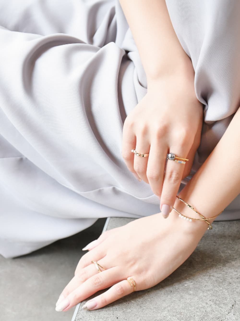 グレー系のリング、ゴールド系のリング、その他のリングを着用したレディースの夏コーディネートの1枚目の写真