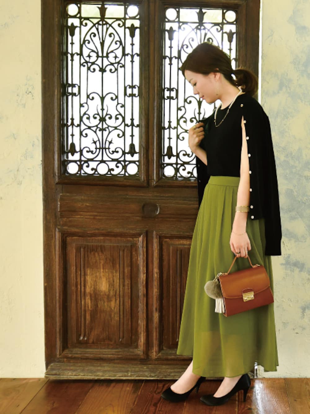 その他のピアス（両耳用）、ゴールド系のネックレス、グリーン系のリングを着用したレディースの秋コーディネートの1枚目の写真