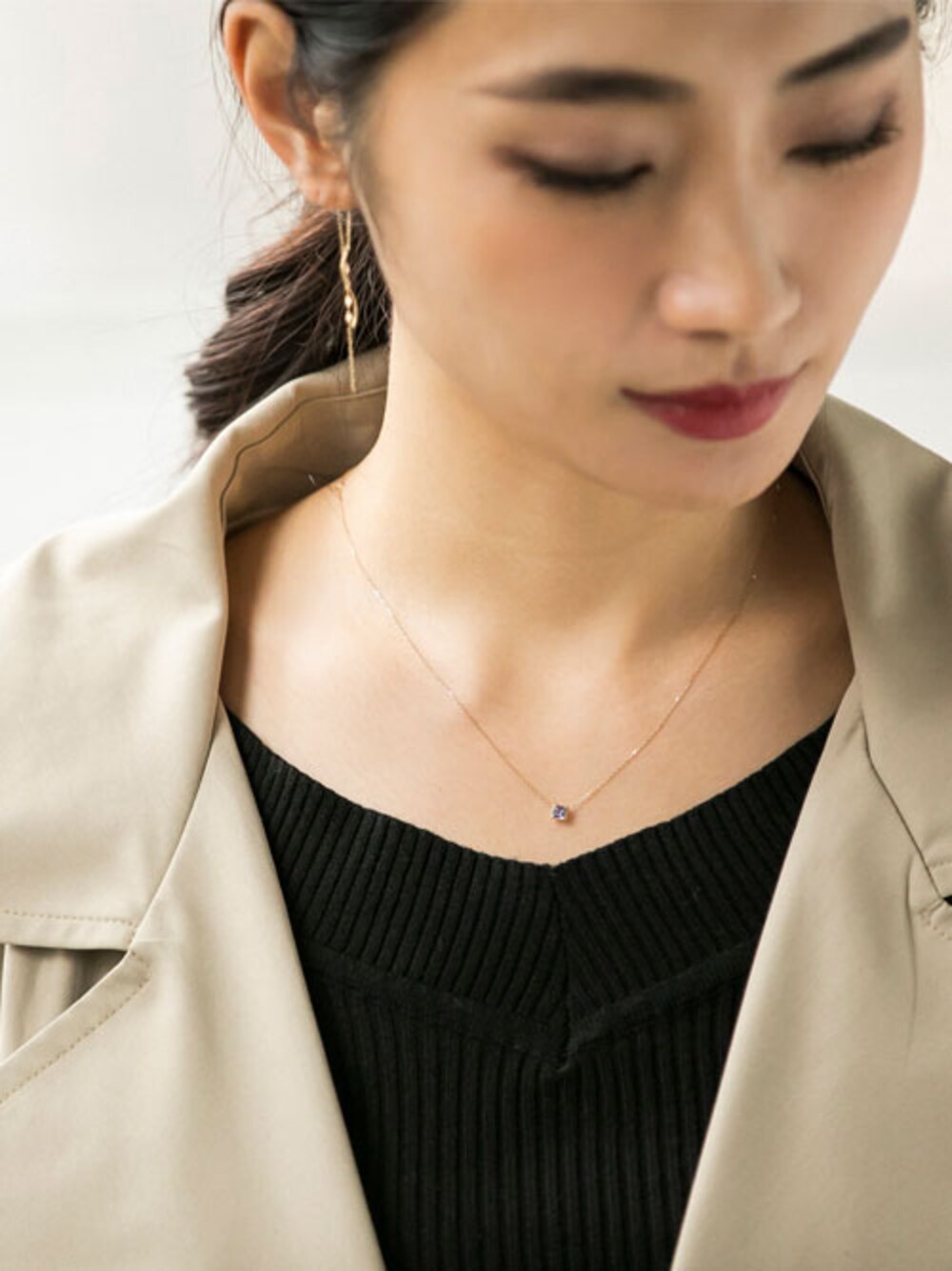 その他のネックレス、ゴールド系のピアス(両耳用)を着用したレディースの冬コーディネートの1枚目の写真