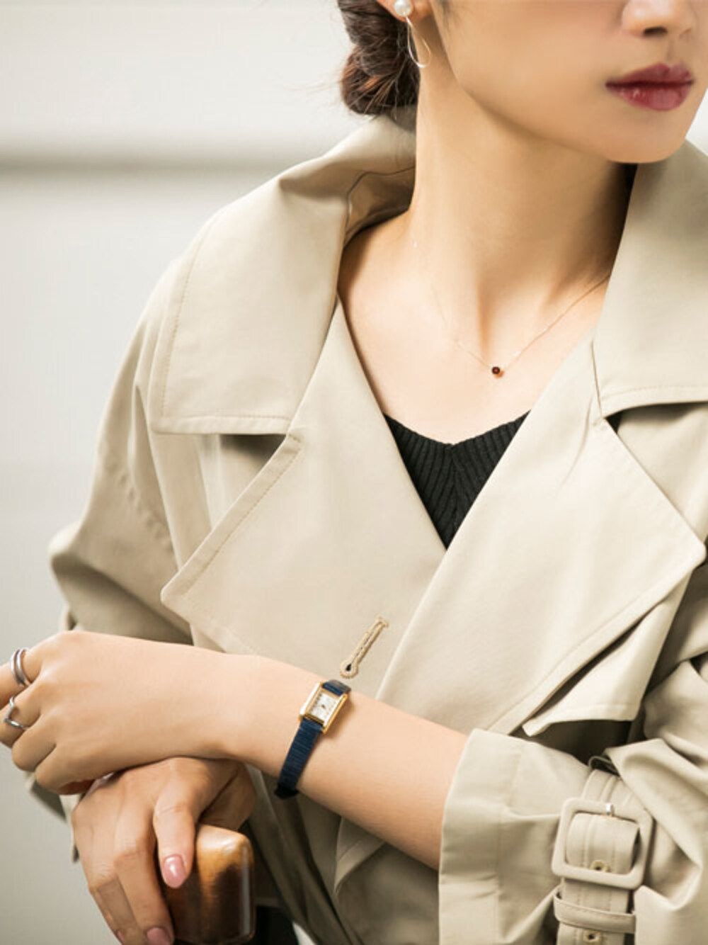 「ネックレス、トレンチコート、イヤリング、リング、冬、腕時計、コーディネート、jupiter、シルバーアクセサリー、Jewelry」｜「JUPITERのdix etoileウォッチ（ネイビーリザード）（アナログ腕時計、ブルー系）」を使った、JEWEL ADDICT STAFFさん（レディース・165cm）の冬コーディネートの1枚目の写真