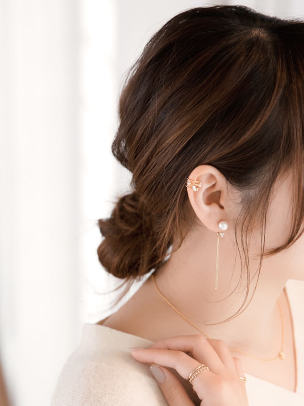 その他のピアス（両耳用）、ゴールド系のイヤリング（片耳用）、その他のリングを着用したレディースの冬コーディネートの1枚目の写真