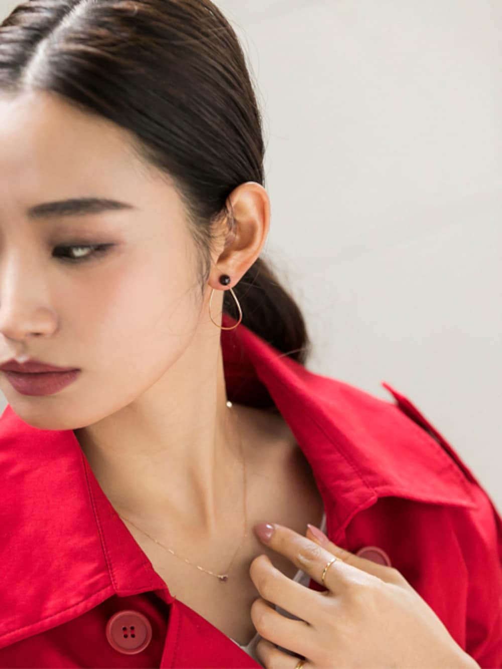 その他のネックレス、レッド系のイヤリングを着用したレディースの春コーディネートの1枚目の写真