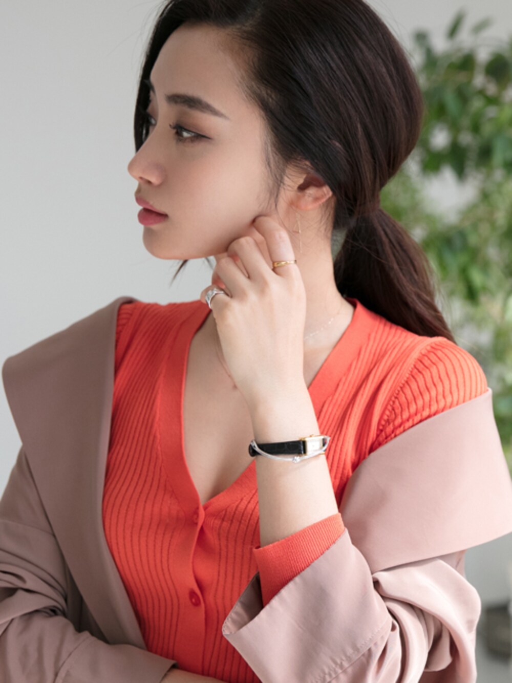 ゴールド系のピアス(両耳用)、シルバー系のリング、ゴールド系のリングを着用したレディースの春コーディネートの1枚目の写真