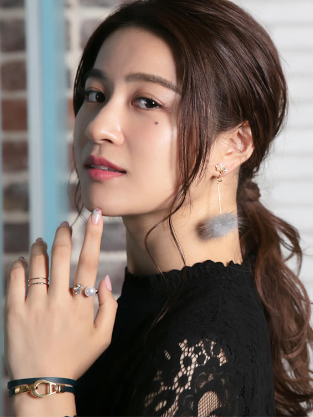 グレー系のイヤリング、グレー系のブレスレット、その他のリングを着用したレディースの秋コーディネートの1枚目の写真