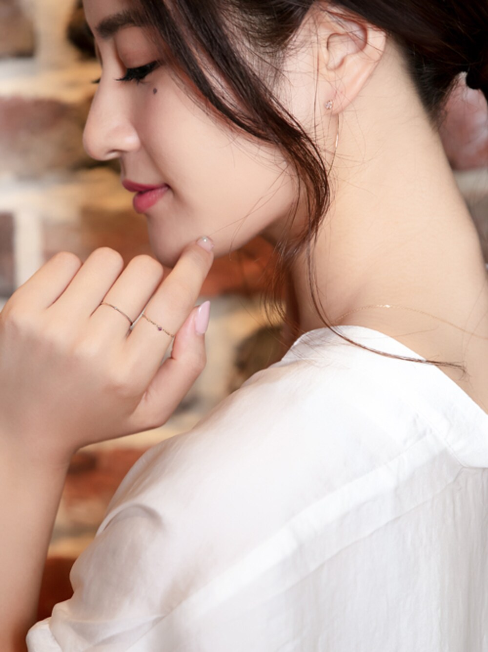 ゴールド系のリング、レッド系のリング、ゴールド系のピアス（両耳用）を着用したレディースの秋コーディネートの1枚目の写真